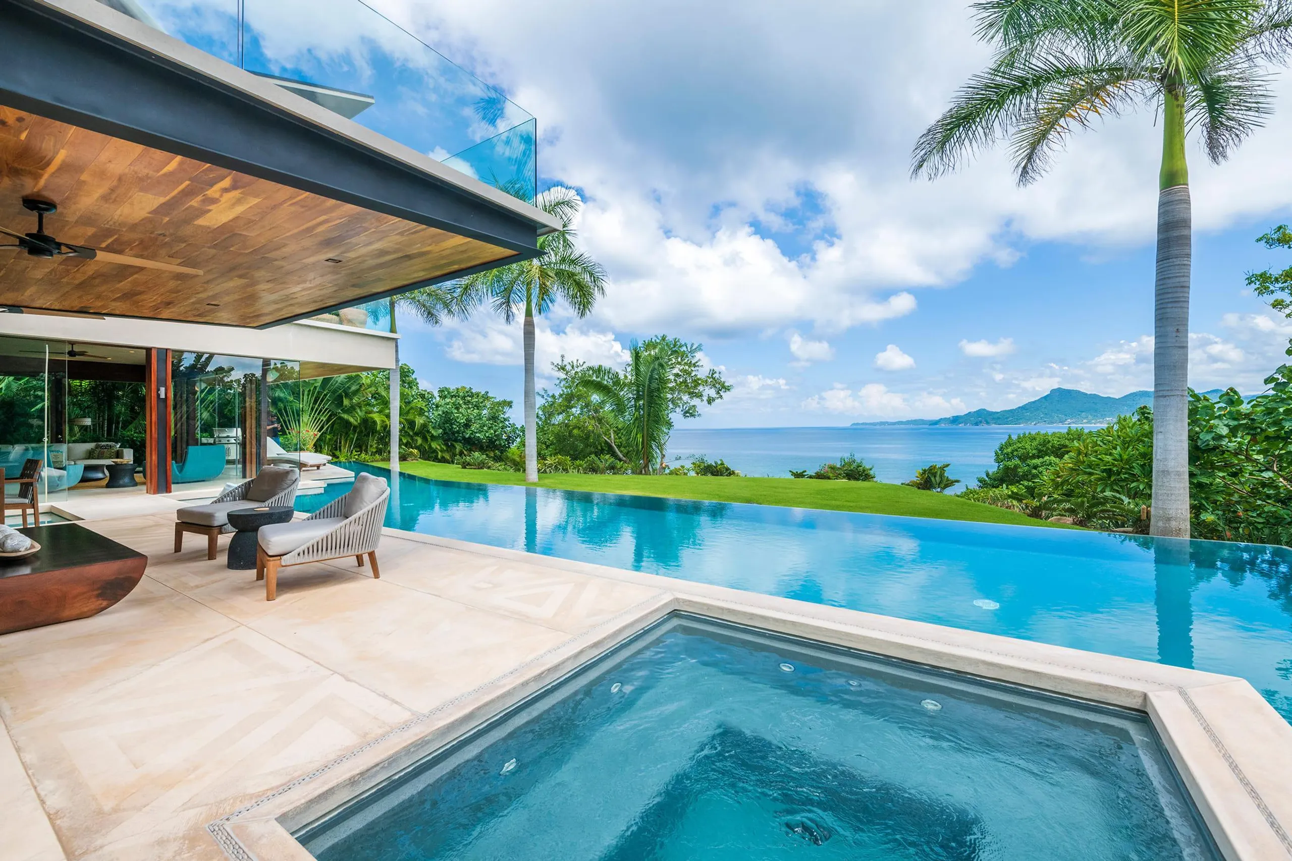 Lush Luxury Kupuri Estate with Infinity Pool and Ocean Views — photograph 3