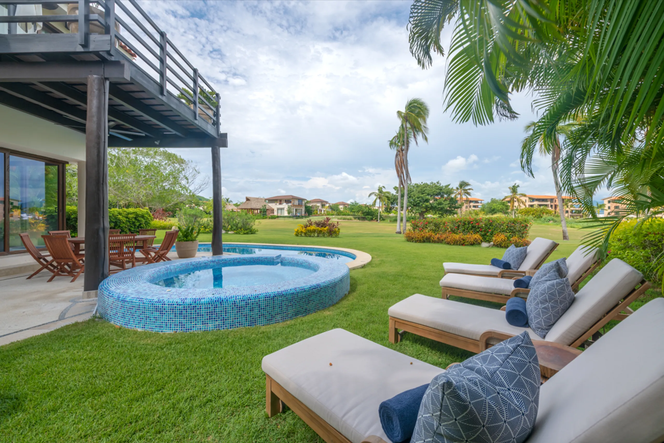 Exquisite Villa Oasis with Panoramic Ocean Views — photograph 3
