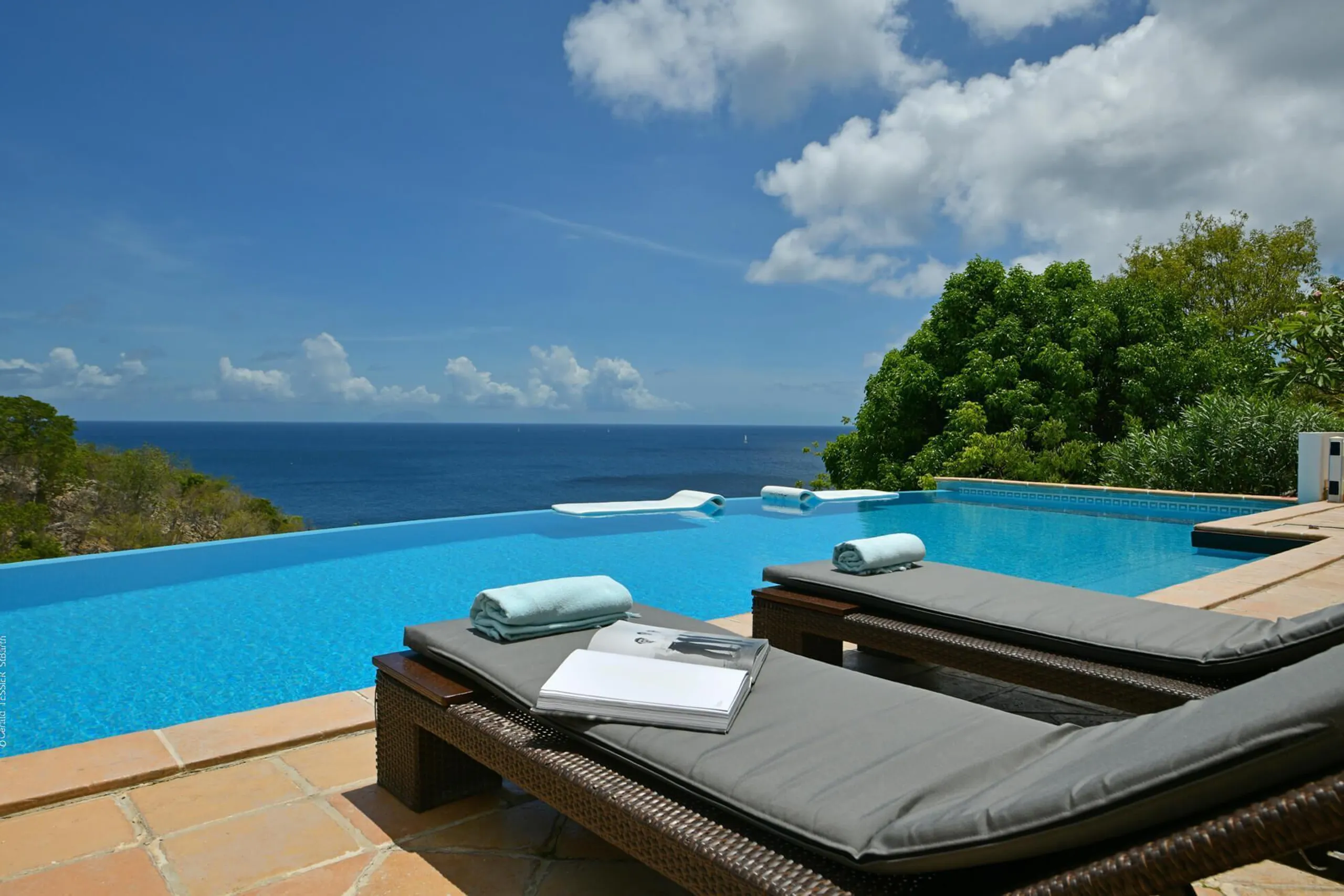 Contemporary Colonial Style Villa with Infinity Pool and Ocean Views — photograph 7