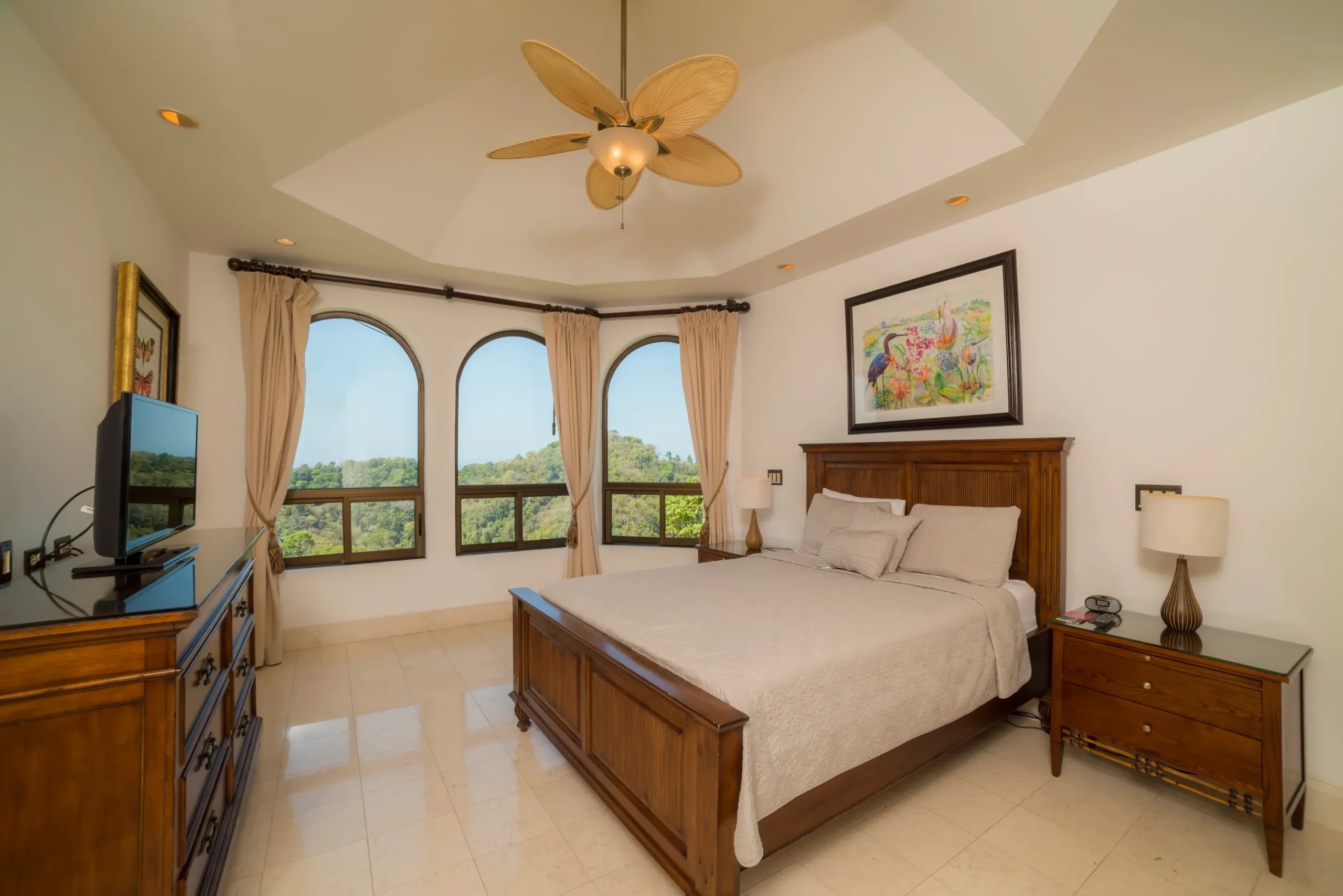 Luminous Five Bedroom Villa with Private Pool, and Ocean Views — photograph 11
