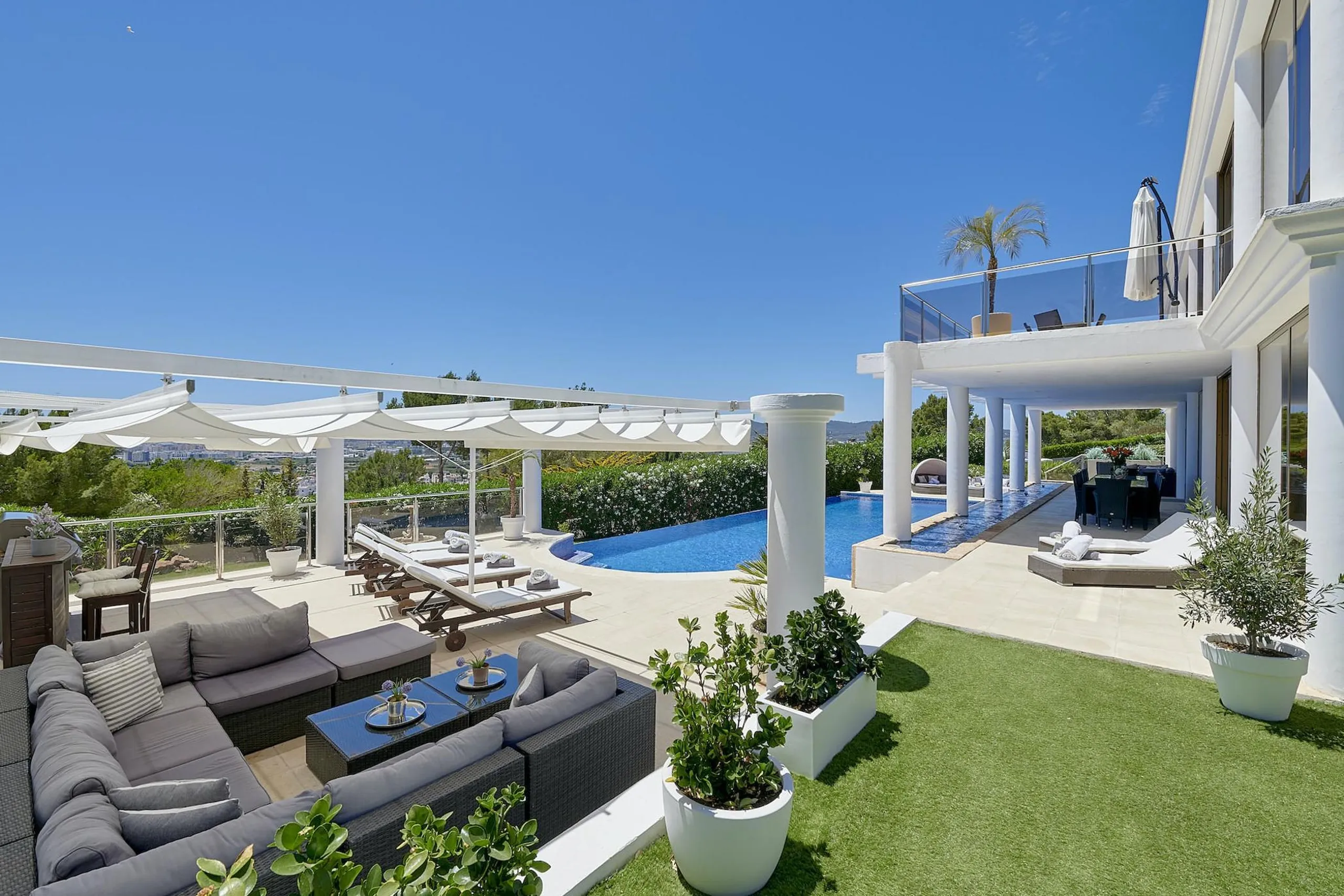 Luxurious Ibiza Ocean Estate with Private Pool and Outdoor Entertainment Area — photograph 4