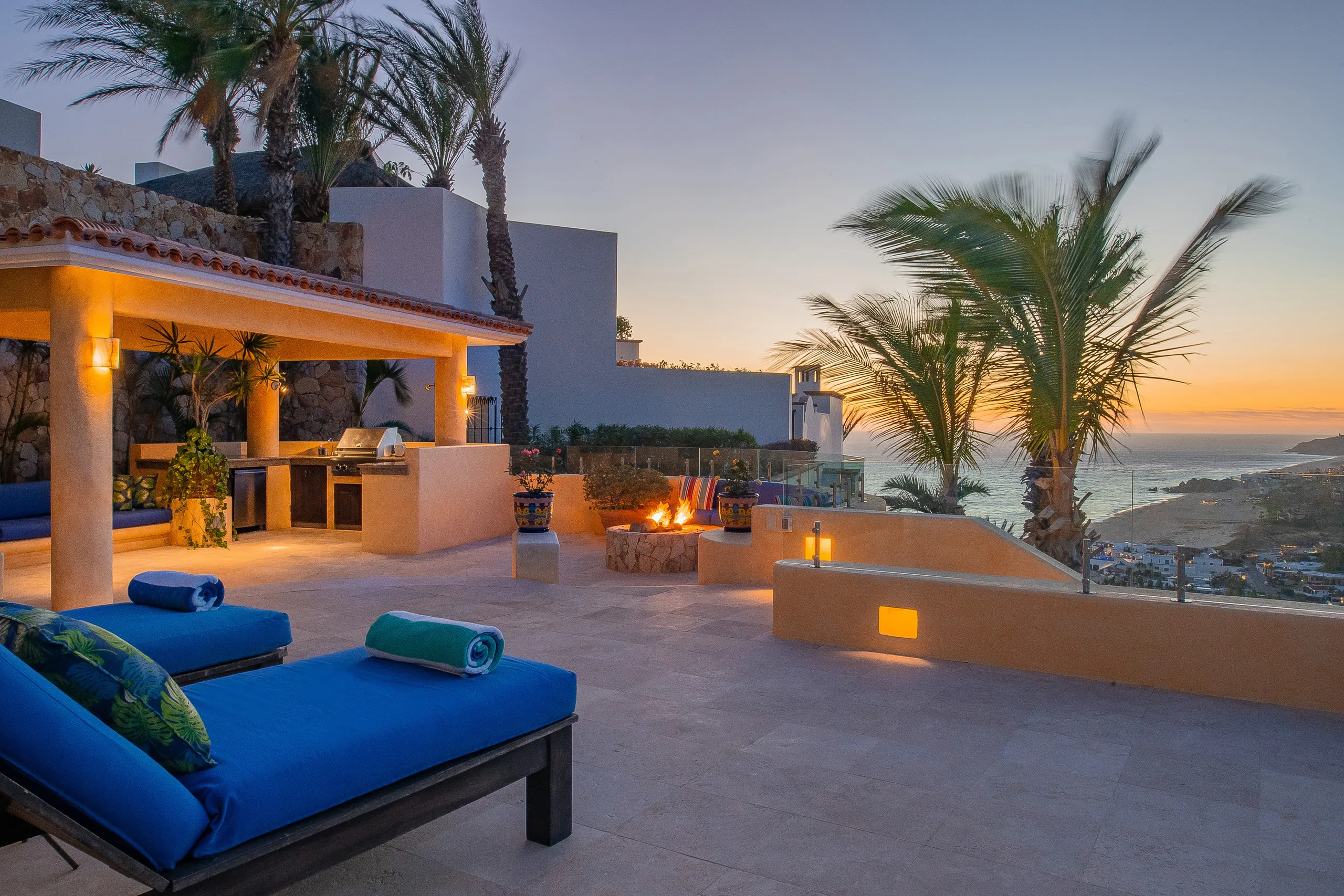 Sensational Hillside Villa with Infinity Pool and Expansive Views — photograph 2