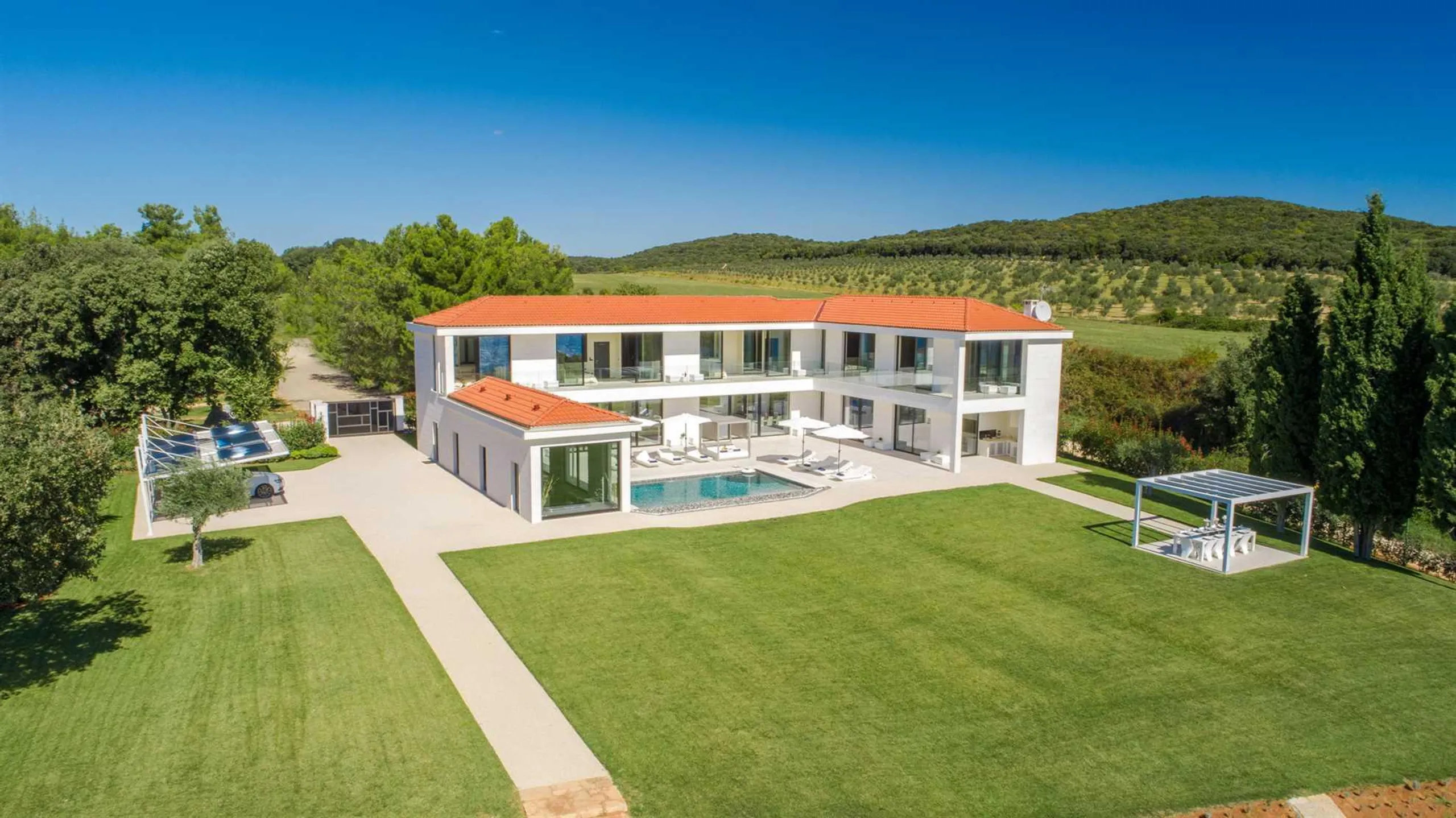 Elegantly Appointed 5-Bedroom Villa with Heated Pool, Private Beach and Jacuzzis — photograph 7