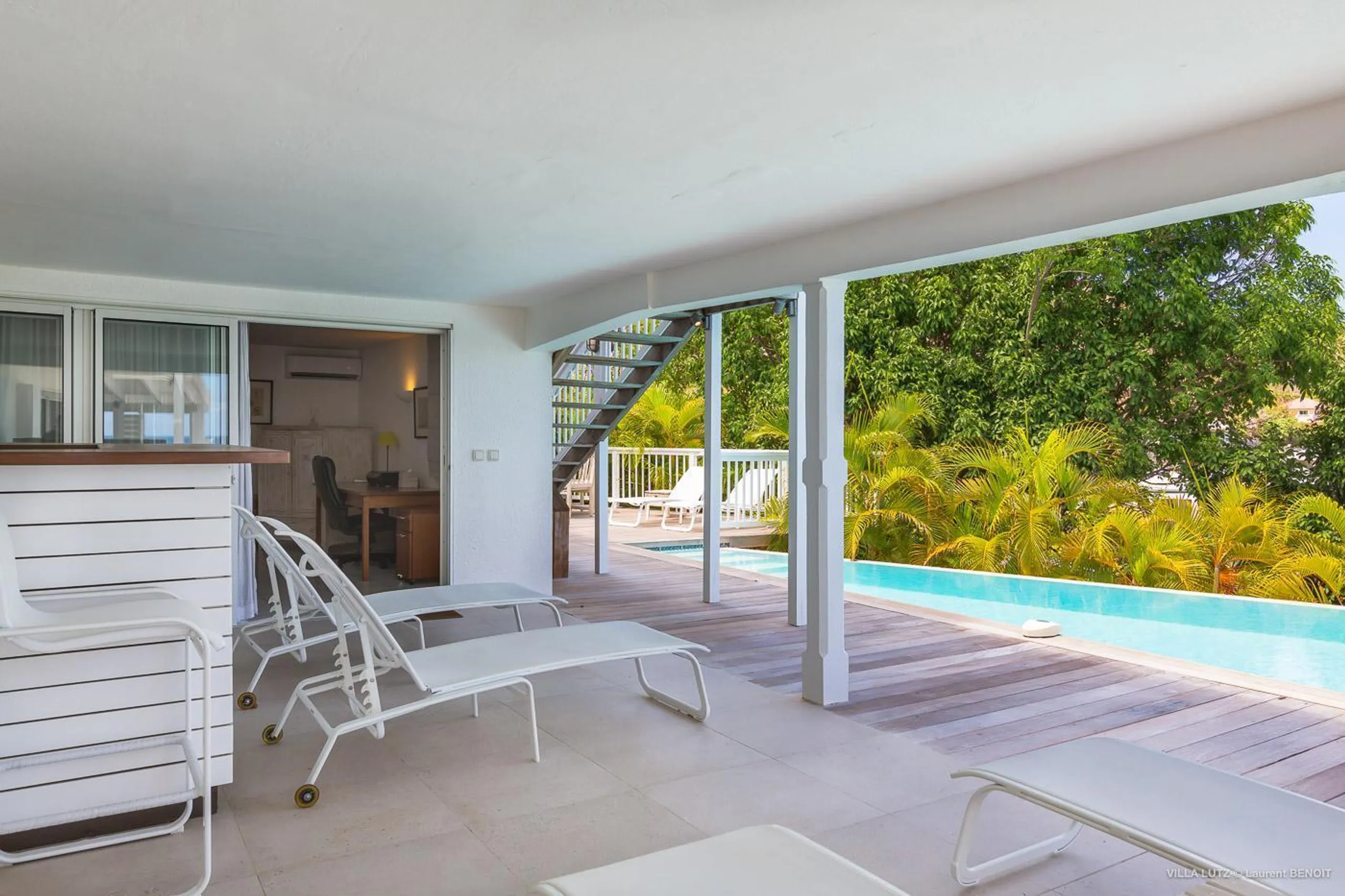 Luxurious Lorient Estate with Private Pool and Ocean Views — photograph 12