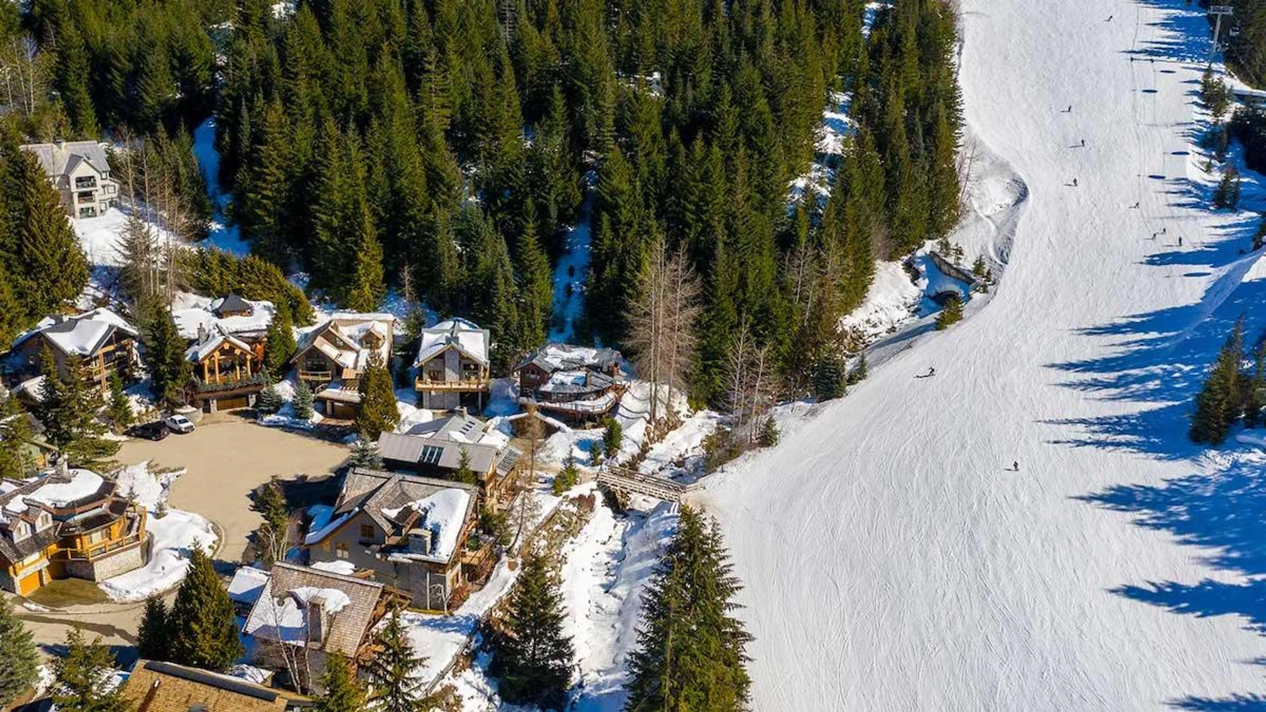 Majestic Retreat with Lavish Pool and Mountain Vistas VILLAWAY® — photograph 4