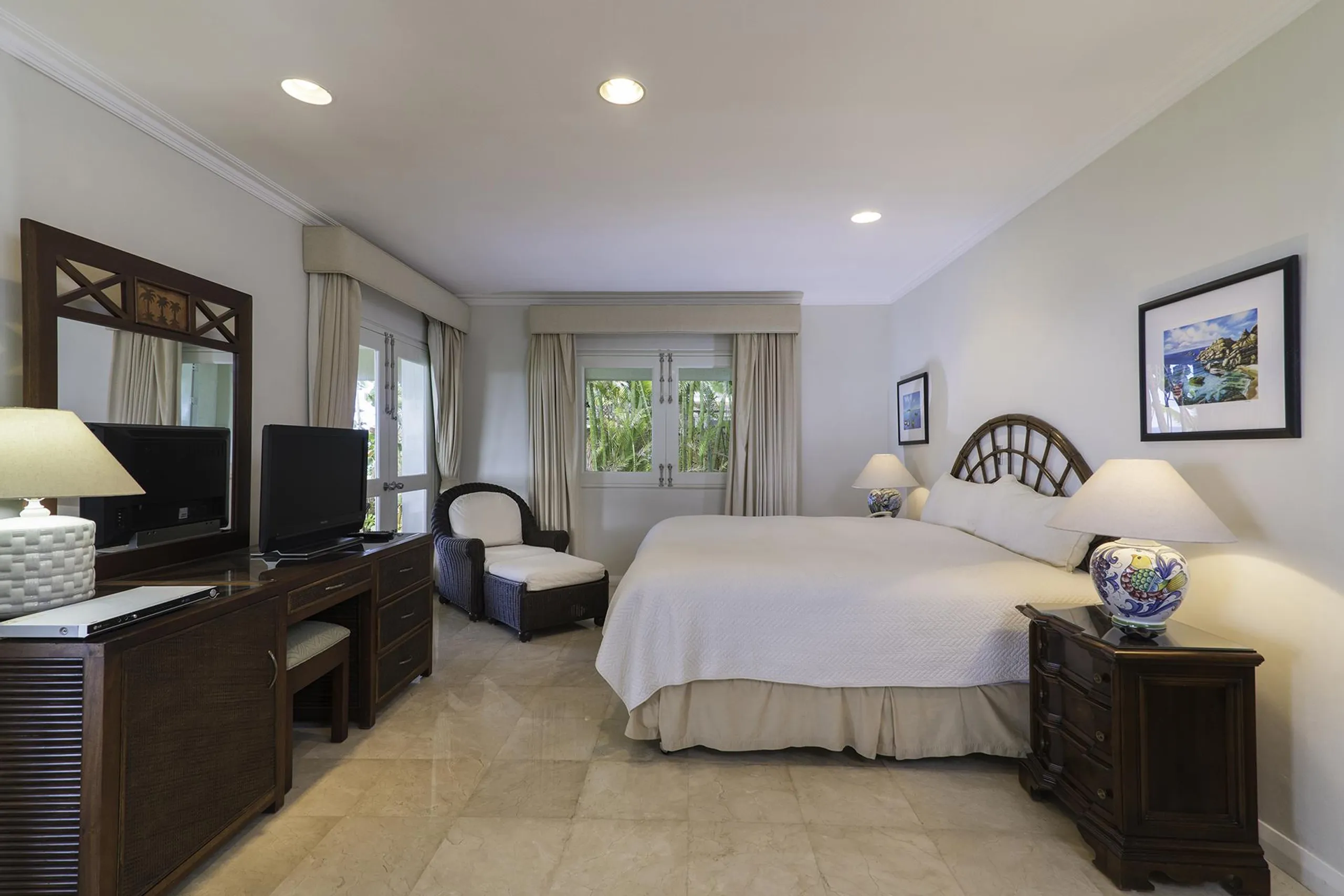 Lavish Oceanfront Abode with Private Pool and Overlooking Garden — photograph 10