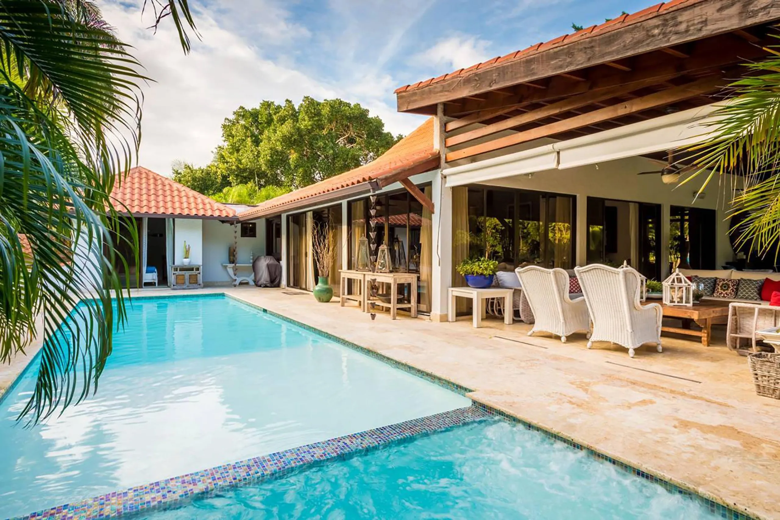 Modern Tropical Villa With Coastal Breeze — photograph 2