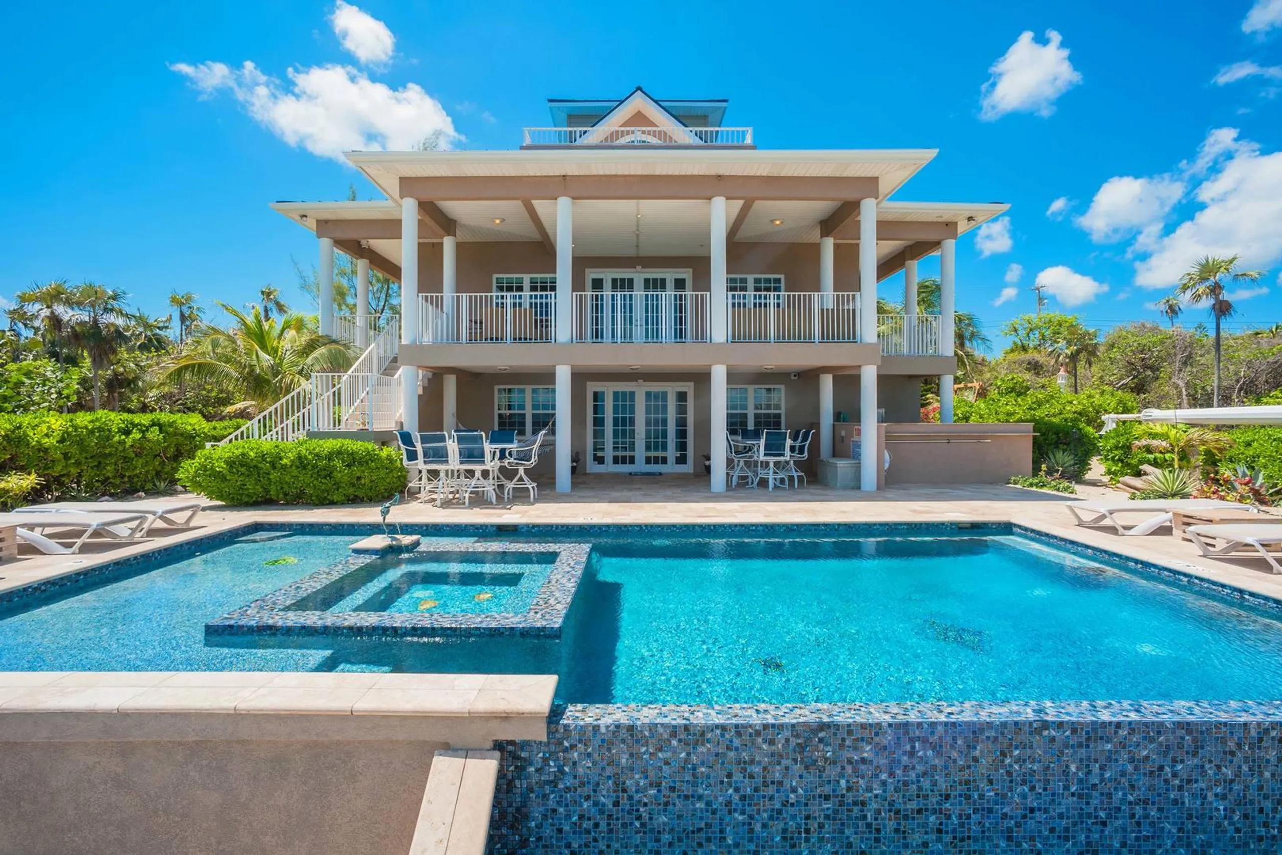 Grand Cayman Haven Estate with Private Infinity Pool and Ocean Views — photograph 4