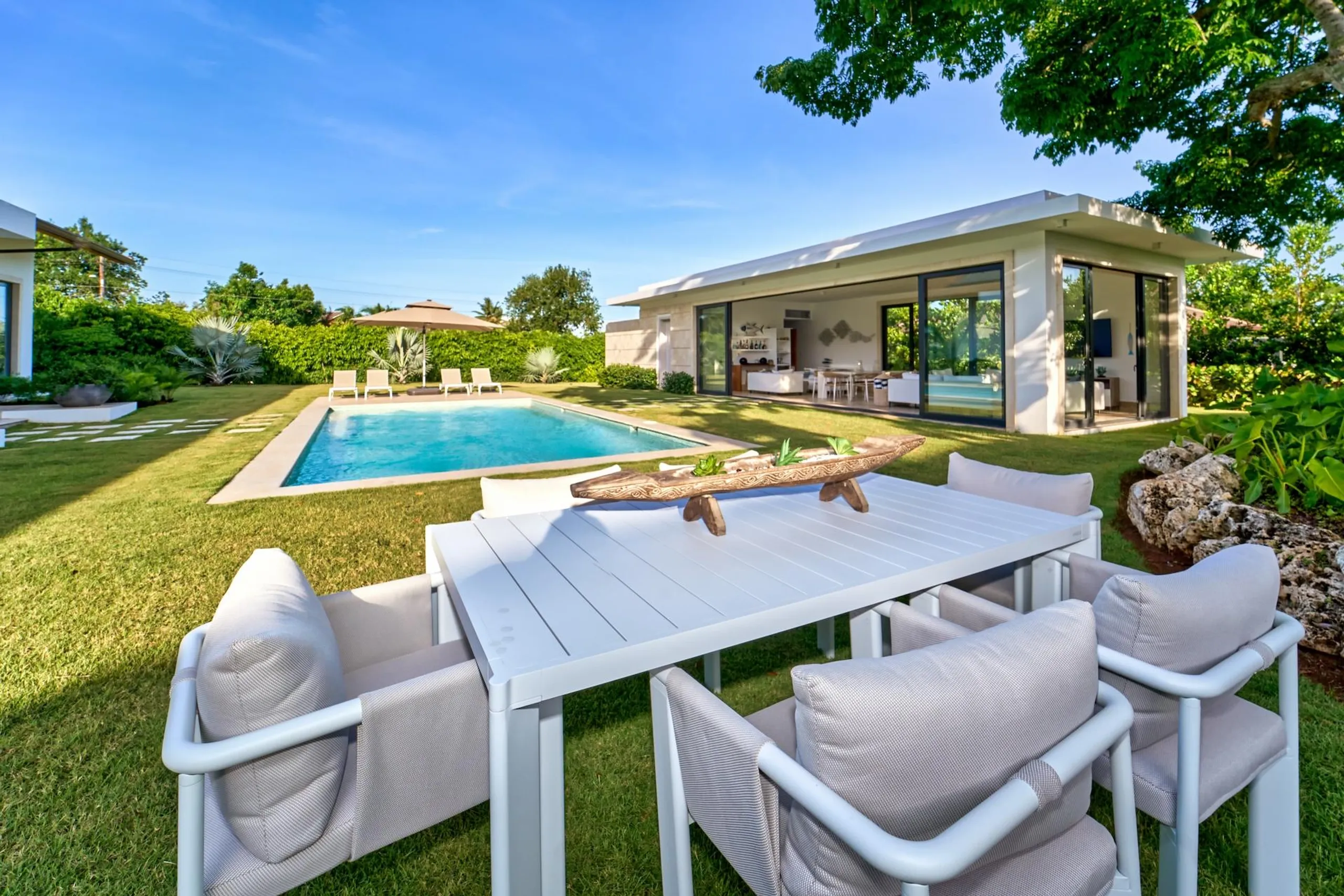 Deluxe Newly Built Paradise with Private Pool and Modern Amenities — photograph 2