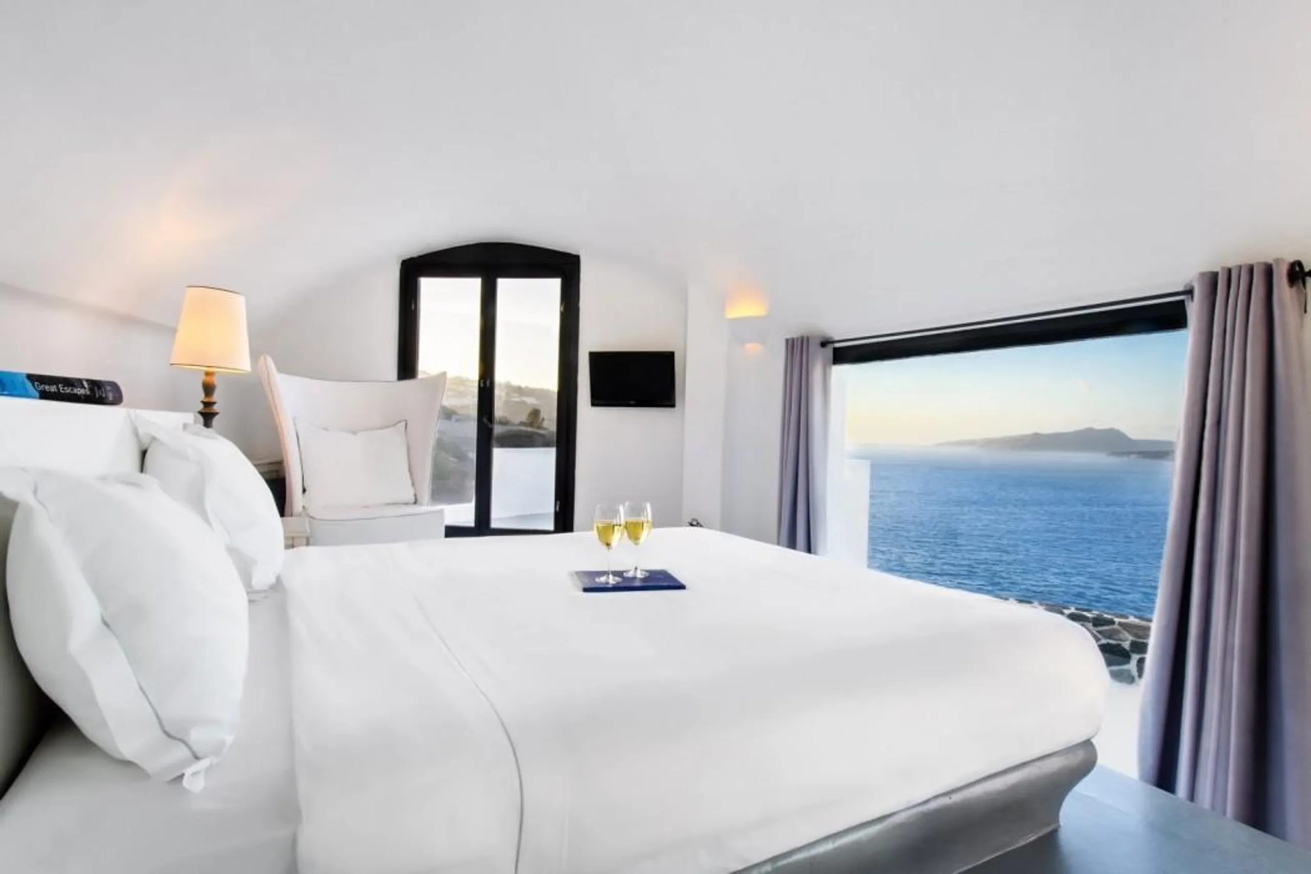Lavish Haven with Majestic Seascapes and Deluxe Pool Retreat — photograph 7