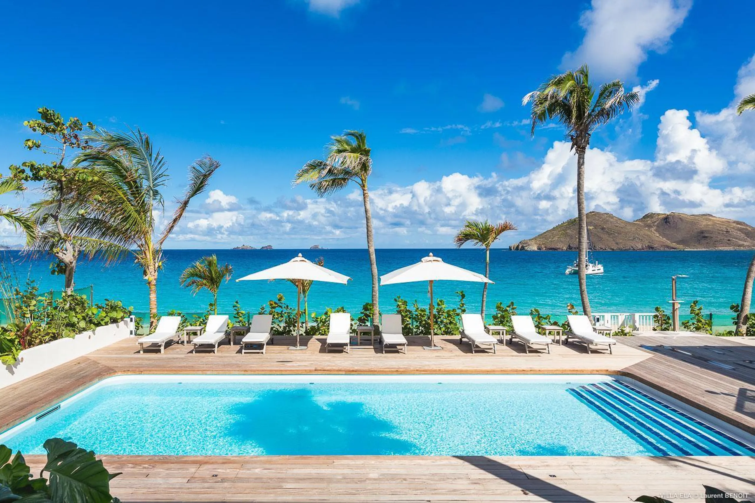 Majestic Beachfront Villa with Tennis Court, Private Pool and Walks to Ocean, Flamands