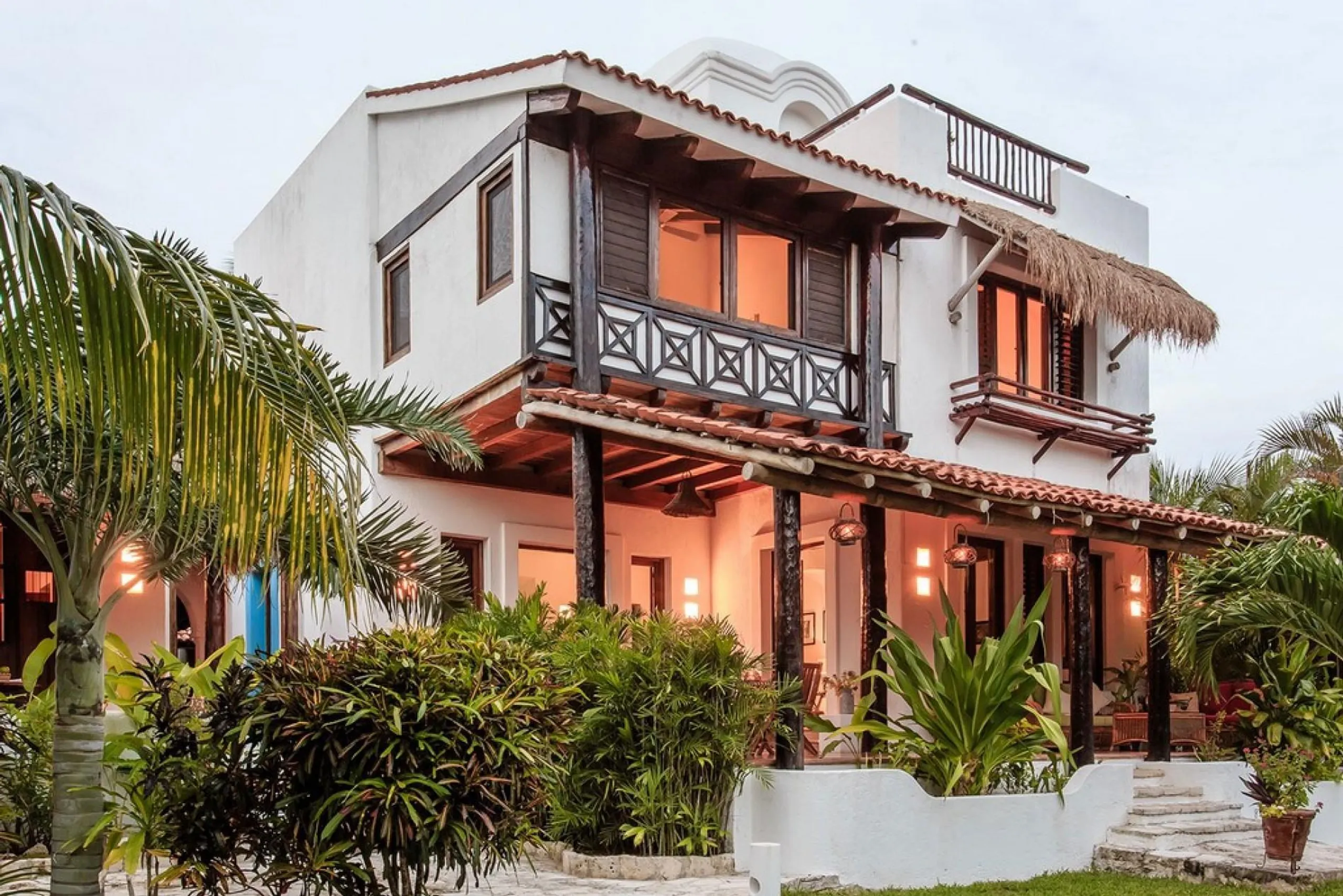 Majestic Colonial-Style Luxe Villa with Private Pool and Steps to the Beach — photograph 5