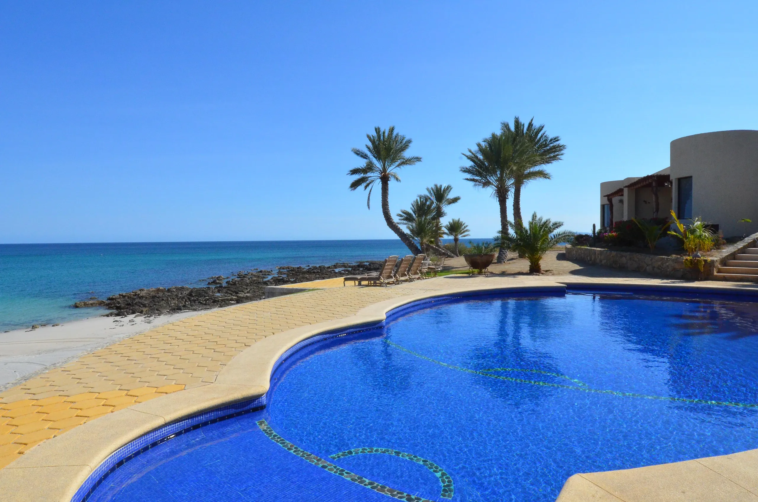 La Paz Luxury Beachfront Compound with Two Villas a Pool and Ocean Views — photograph 3