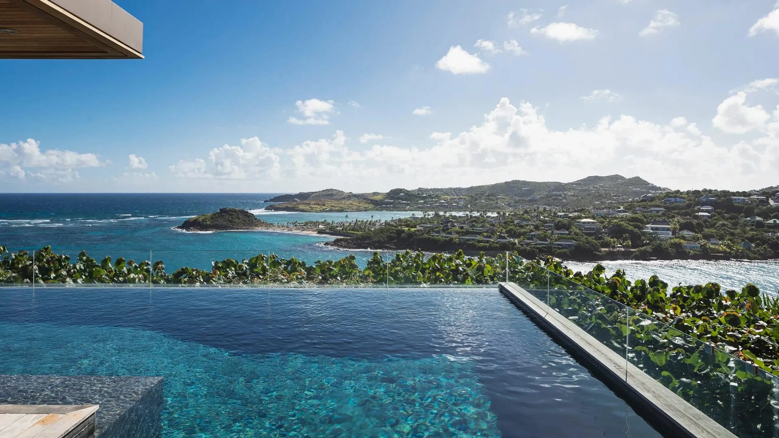 Luxurious Oceanfront Villa with Infinity Pool and Panoramic Marigot Bay Views — photograph 5