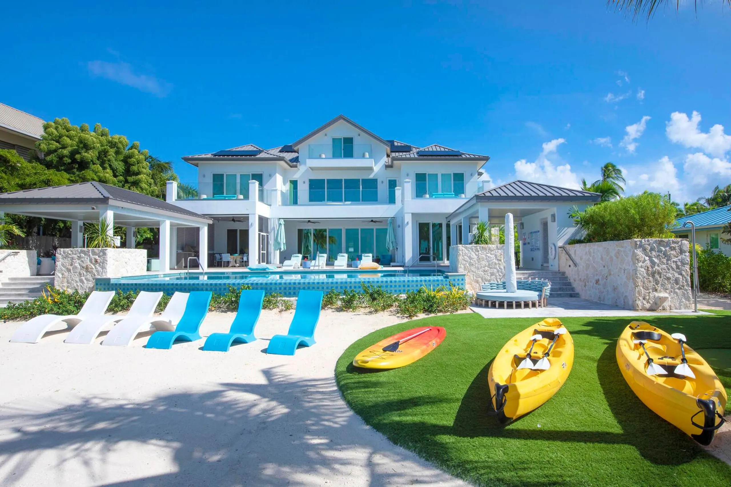 Cayman Ocean Front Grand Estate with Infinity Pool and Incredible Ocean Views — photograph 2