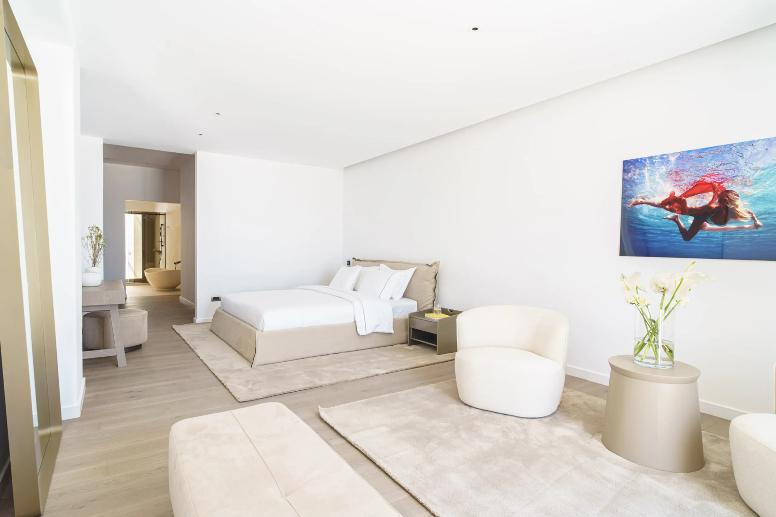 Top-of-the-line Psarou Getaway with Infinity Pool and Panoramic Sea & Beach Views — photograph 8