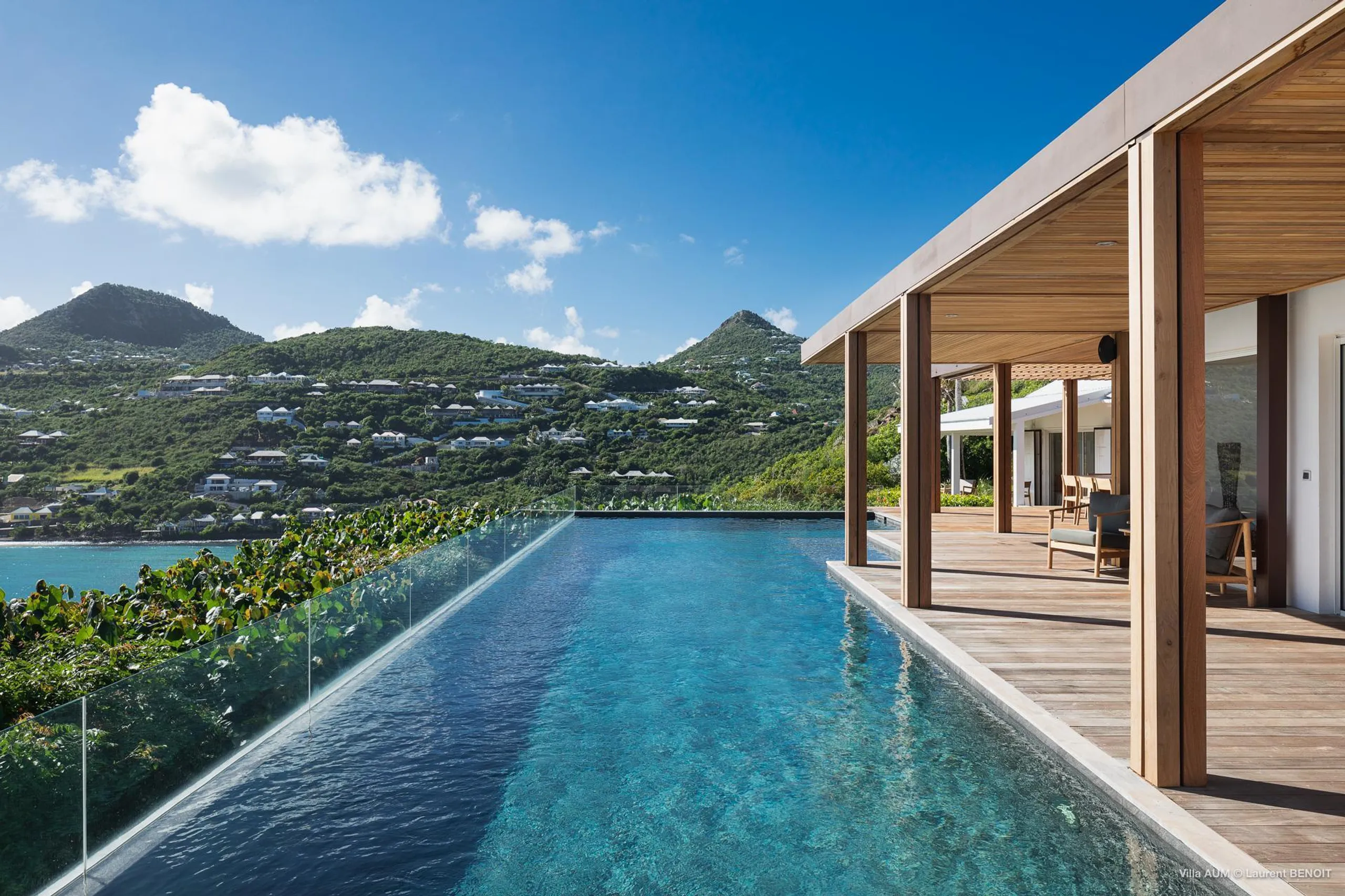 Ornate Seaside Villa with Infinity Pool and Fitness Room — photograph 3