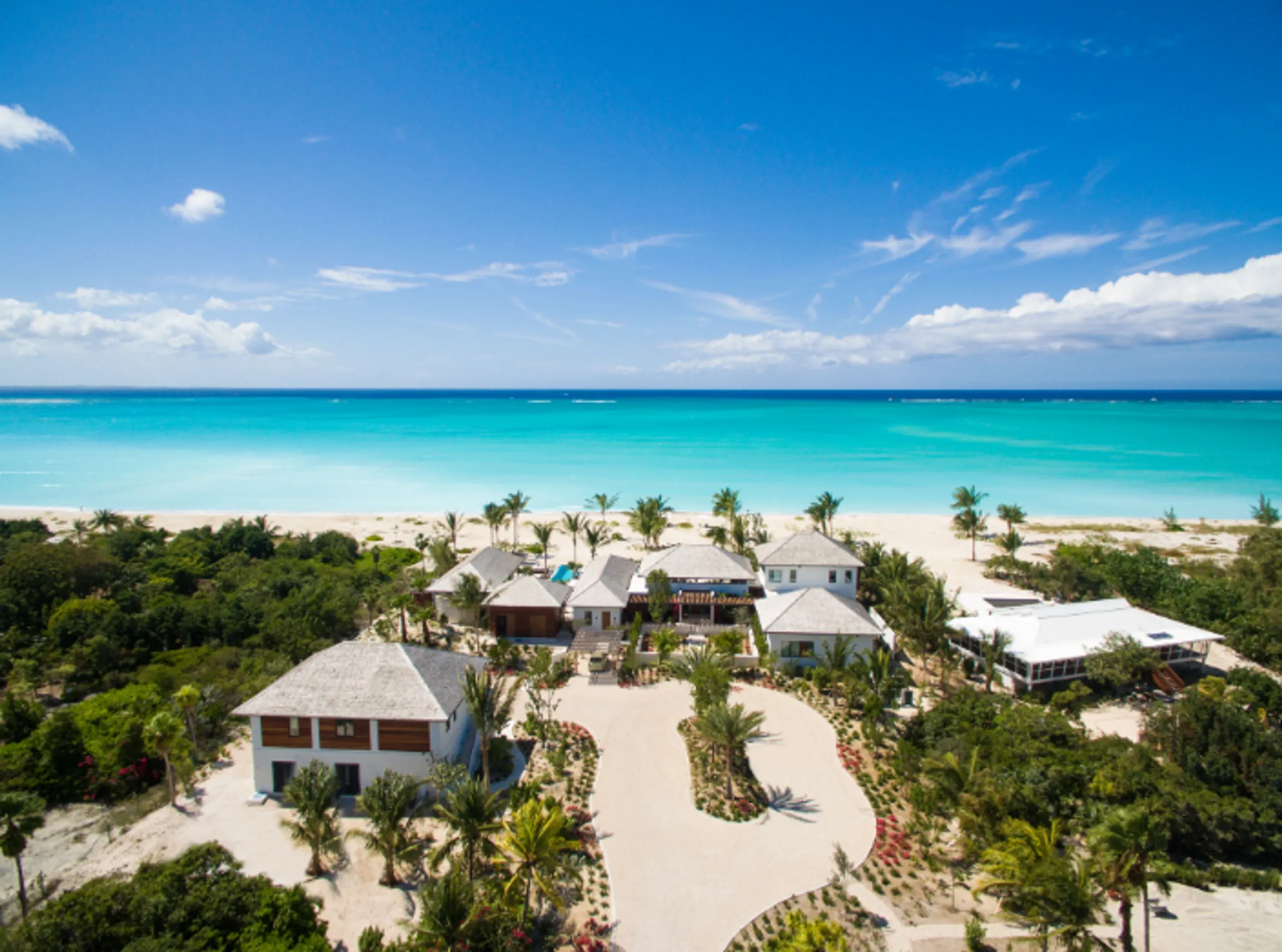 Stunning Luxury Beachfront Villa with Private Pool and Incredible Ocean Views — photograph 9