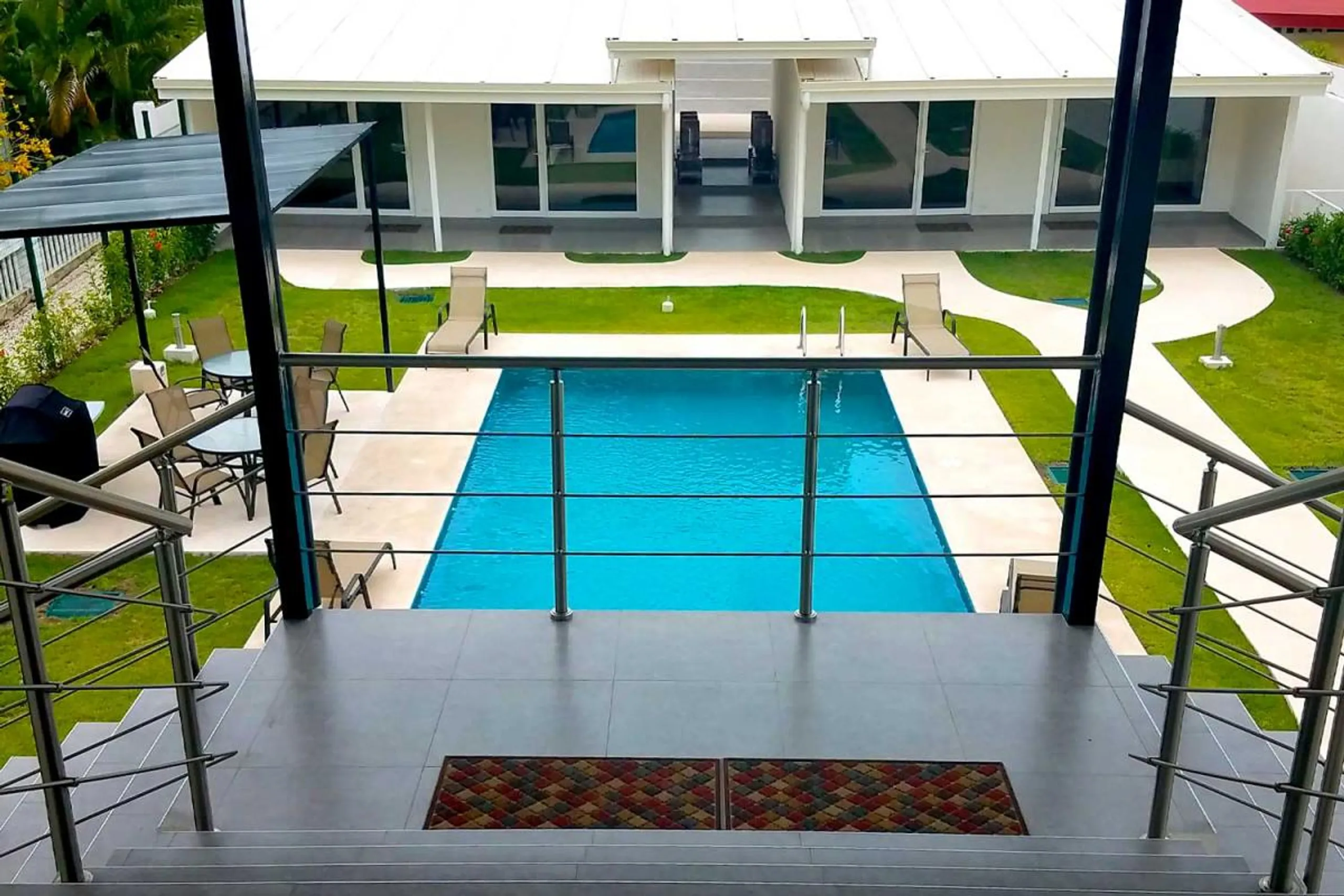 Lavish Beachfront Villa with Private Pool, Mountain and Sea Views — photograph 4