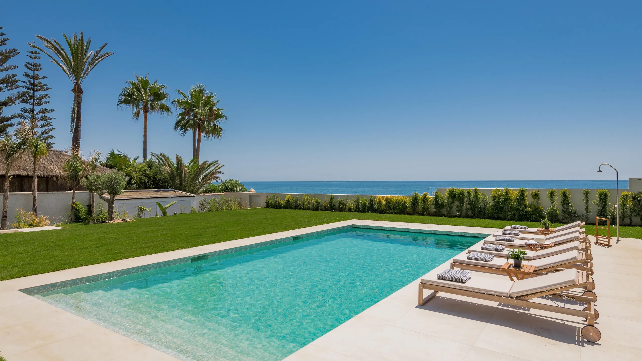 Serenity Beach Villa with Private Pool - A Luxurious Haven by Malaga and Marbella — photograph 2