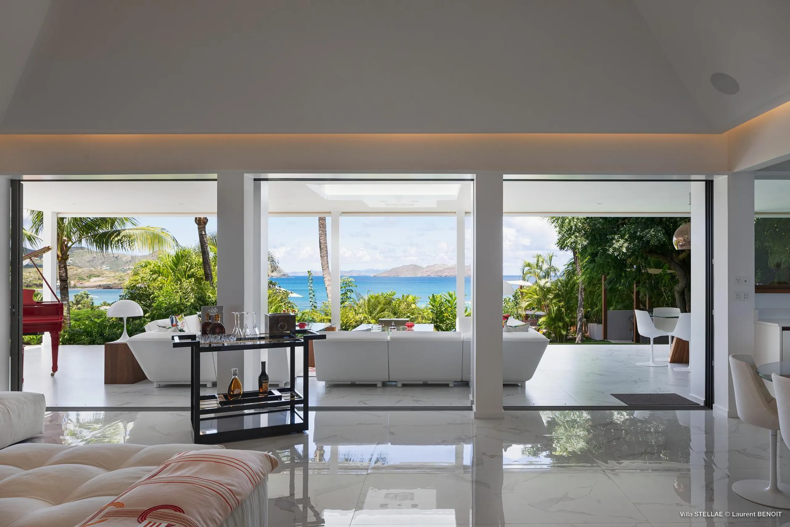 Extraordinary Luxury Estate with Infinity Pool and Sweeping Ocean Views — photograph 7