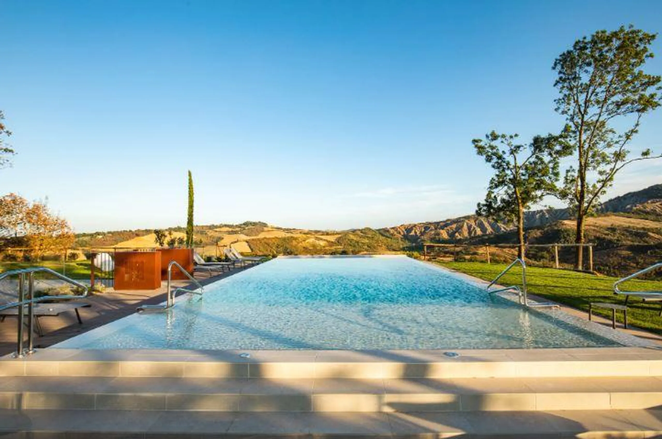 Classic Italian Luxury Estate with Private Pool and Stunning Gully Views — photograph 2