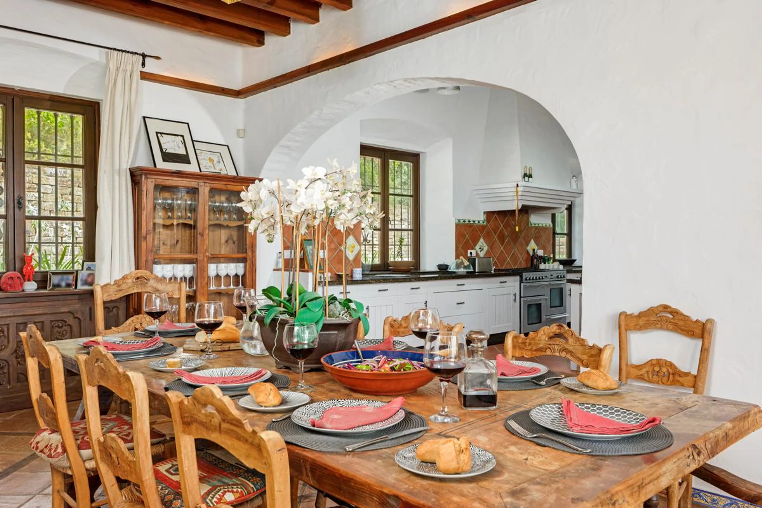 Resplendent Spanish Villa with Private Pool, Jacuzzi, and Panoramic Countryside Views — photograph 8