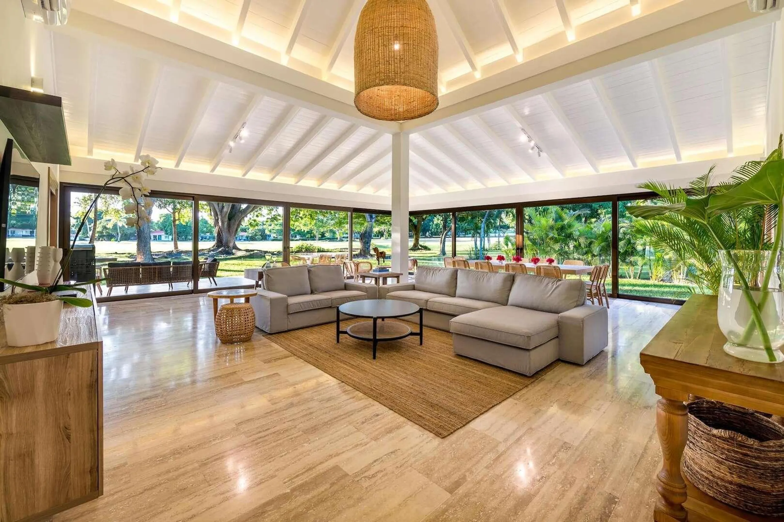 Sumptuous Villa with Spectacular Golf Course View — photograph 4