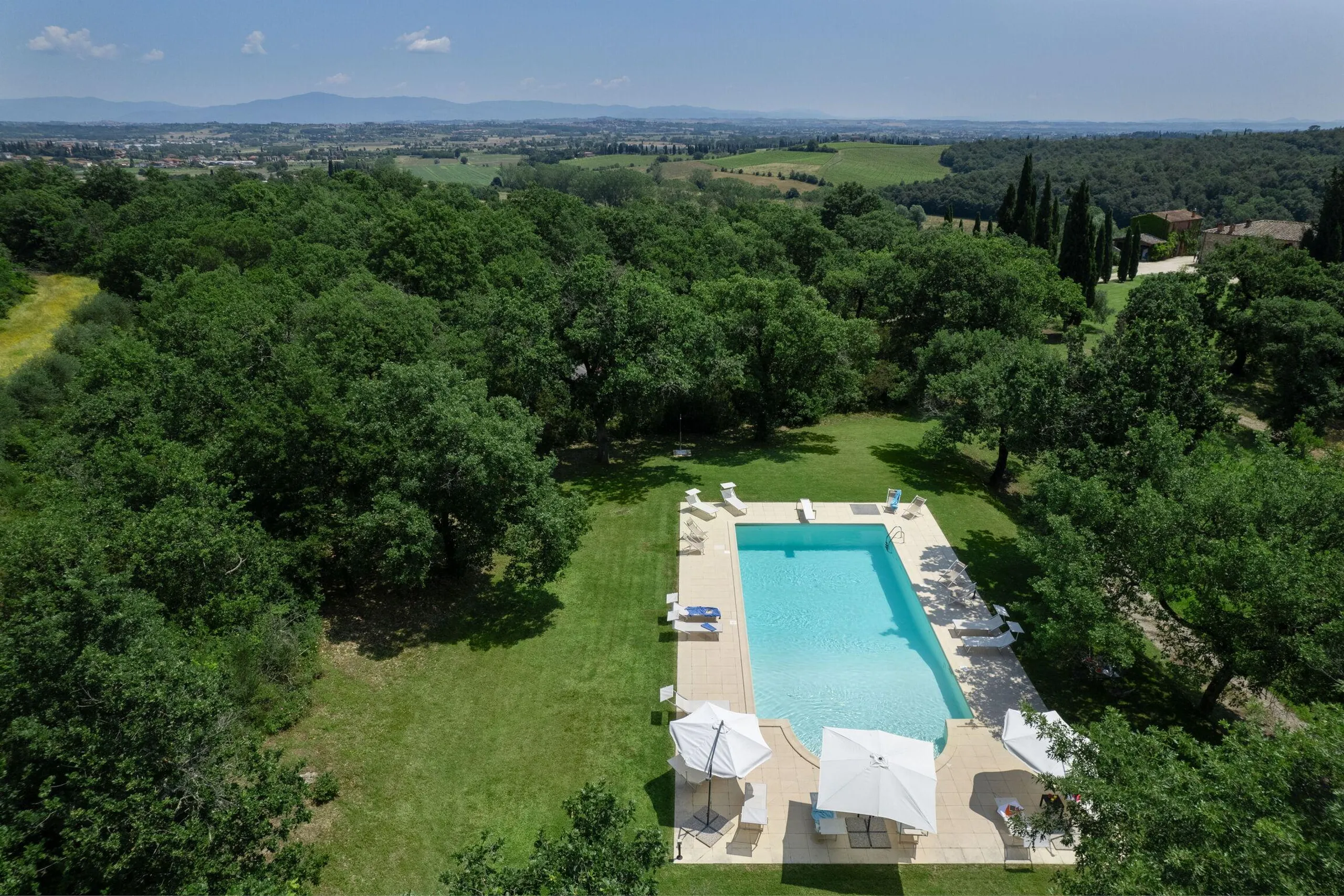 Superb Tuscan Estate with private Pool and Vineyard Views — photograph 12