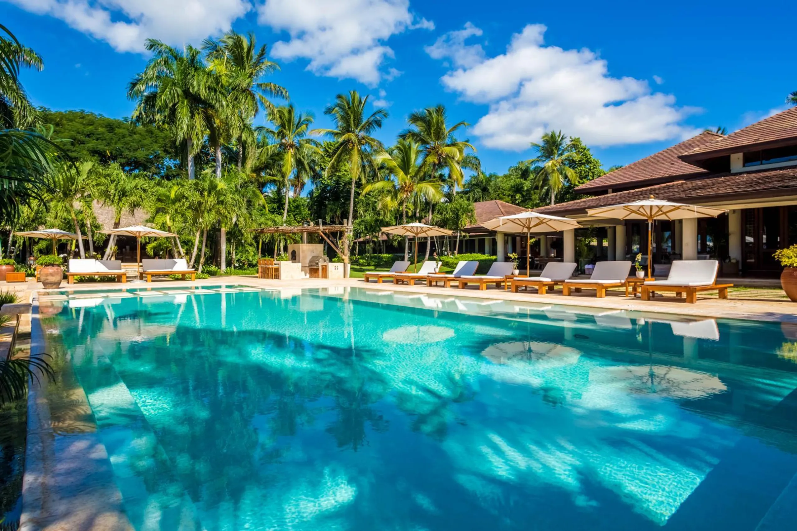 Caribbean Oceanfront Villa with Pool and Stunning Views — photograph 2