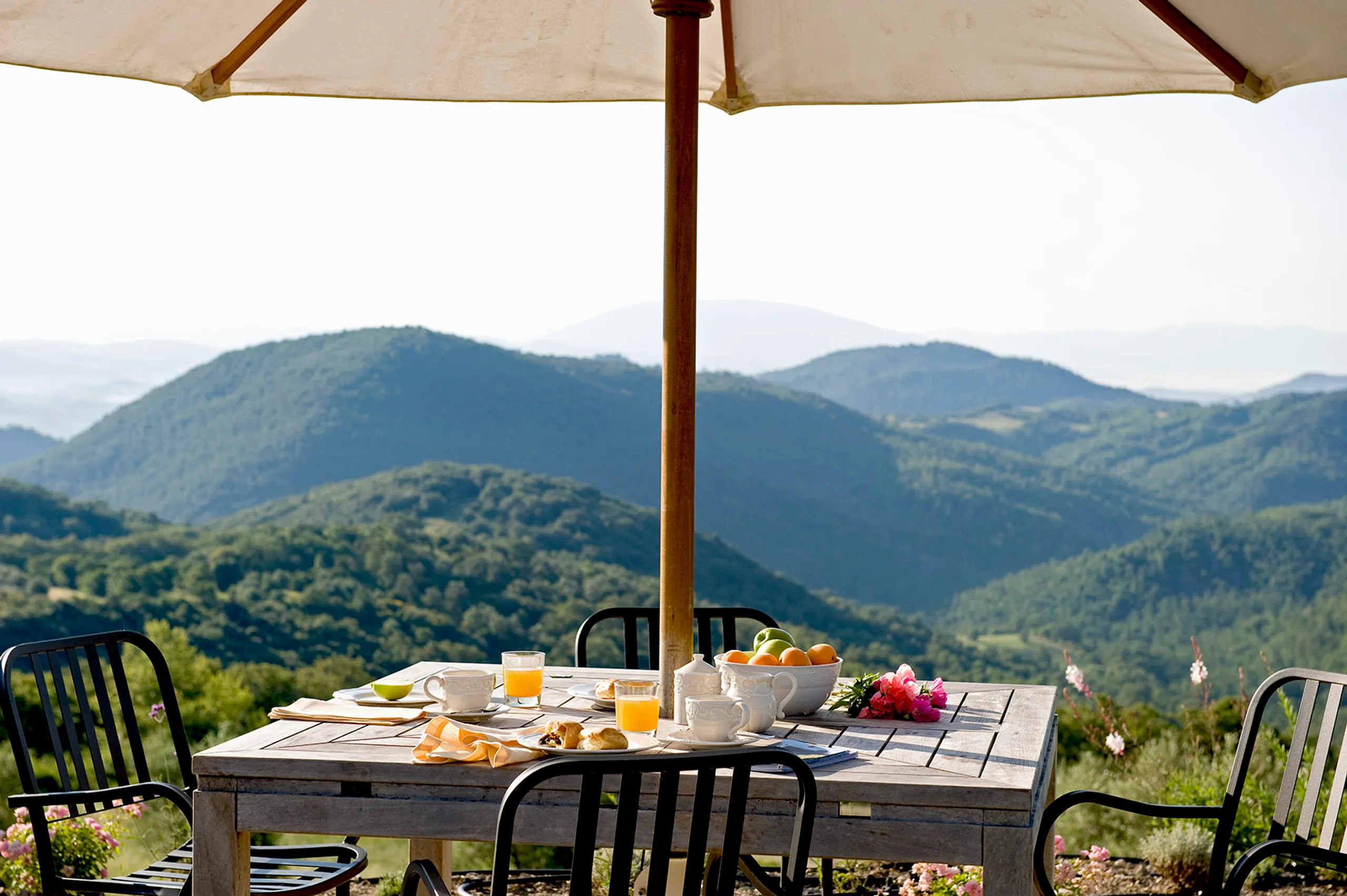 Gleaming Hilltop Haven with Infinity Pool & Panoramic Views — photograph 2