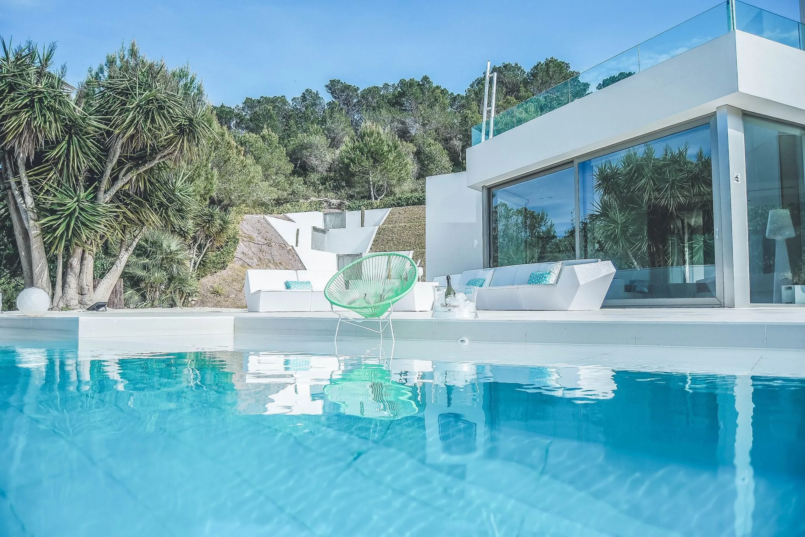 Light-filled Modern Villa with Pool and Panoramic Rural View — photograph 2