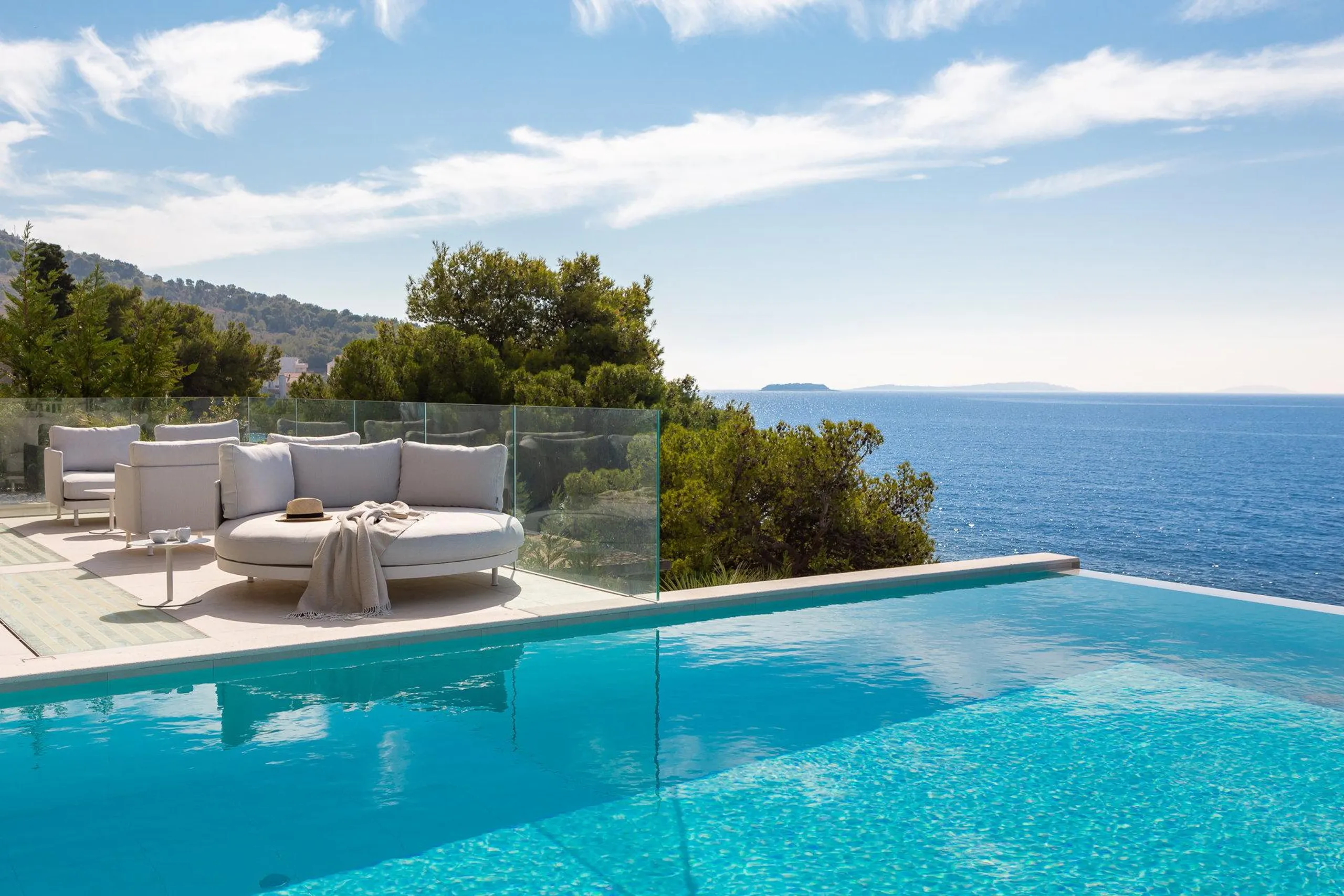 Lavish 5BR Villa with Heated Pool and Captivating Sea Views — photograph 11