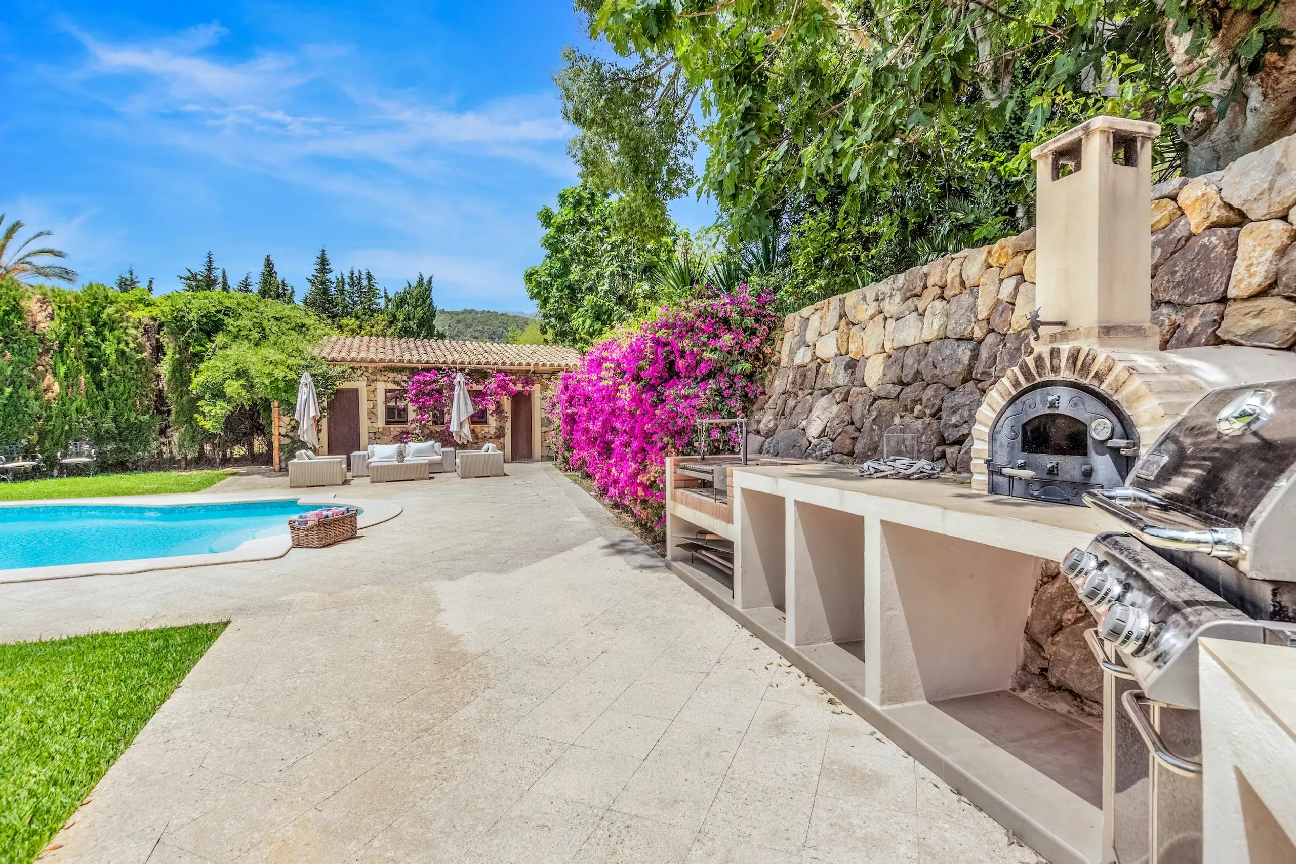 Rustic-Luxe Countryside Escape with Private Pool and Stunning Lush Gardens — photograph 7
