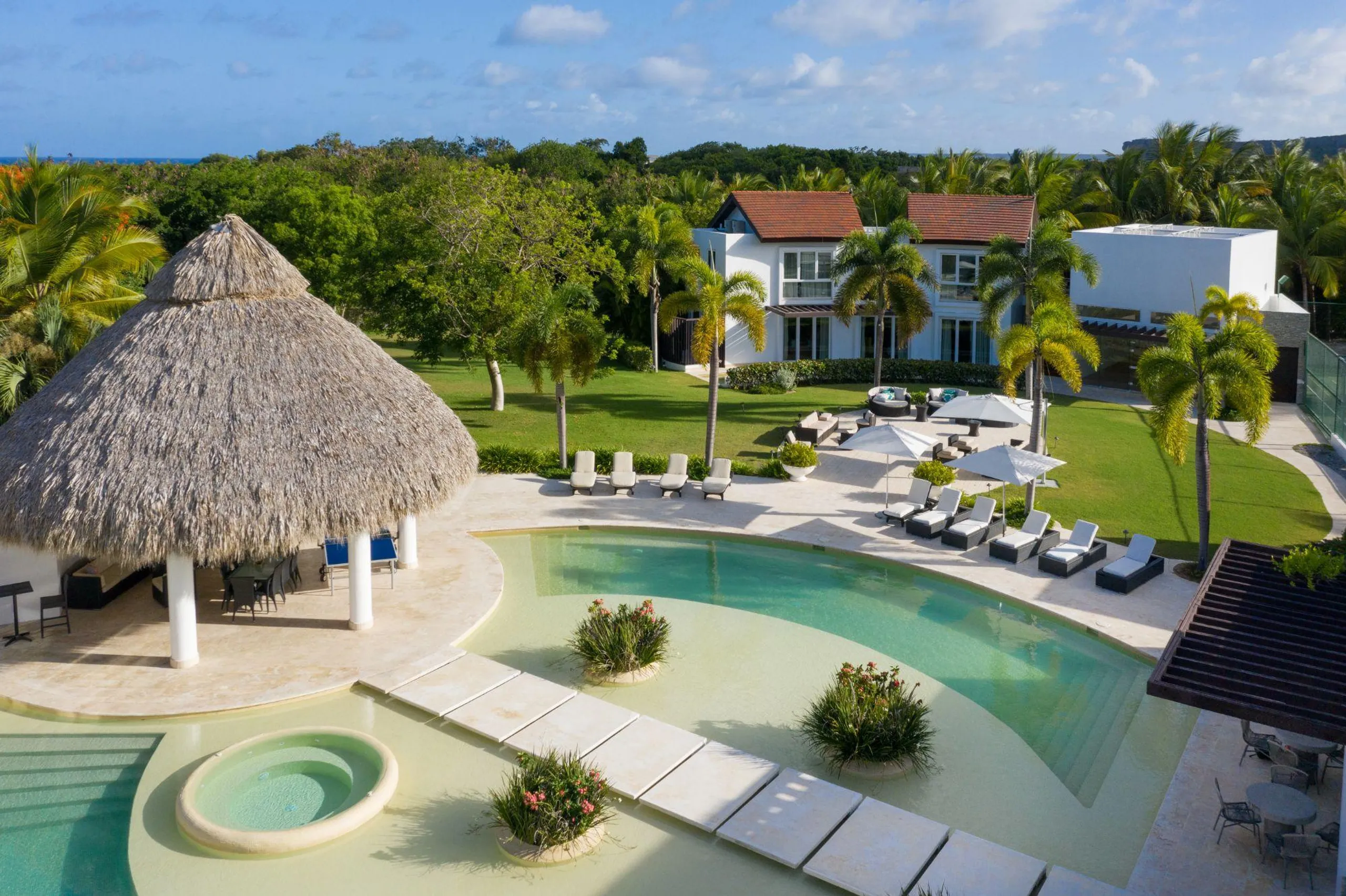 Soaring Resort-style Circular Villa with Multiple Pools, and Sports Court — photograph 2