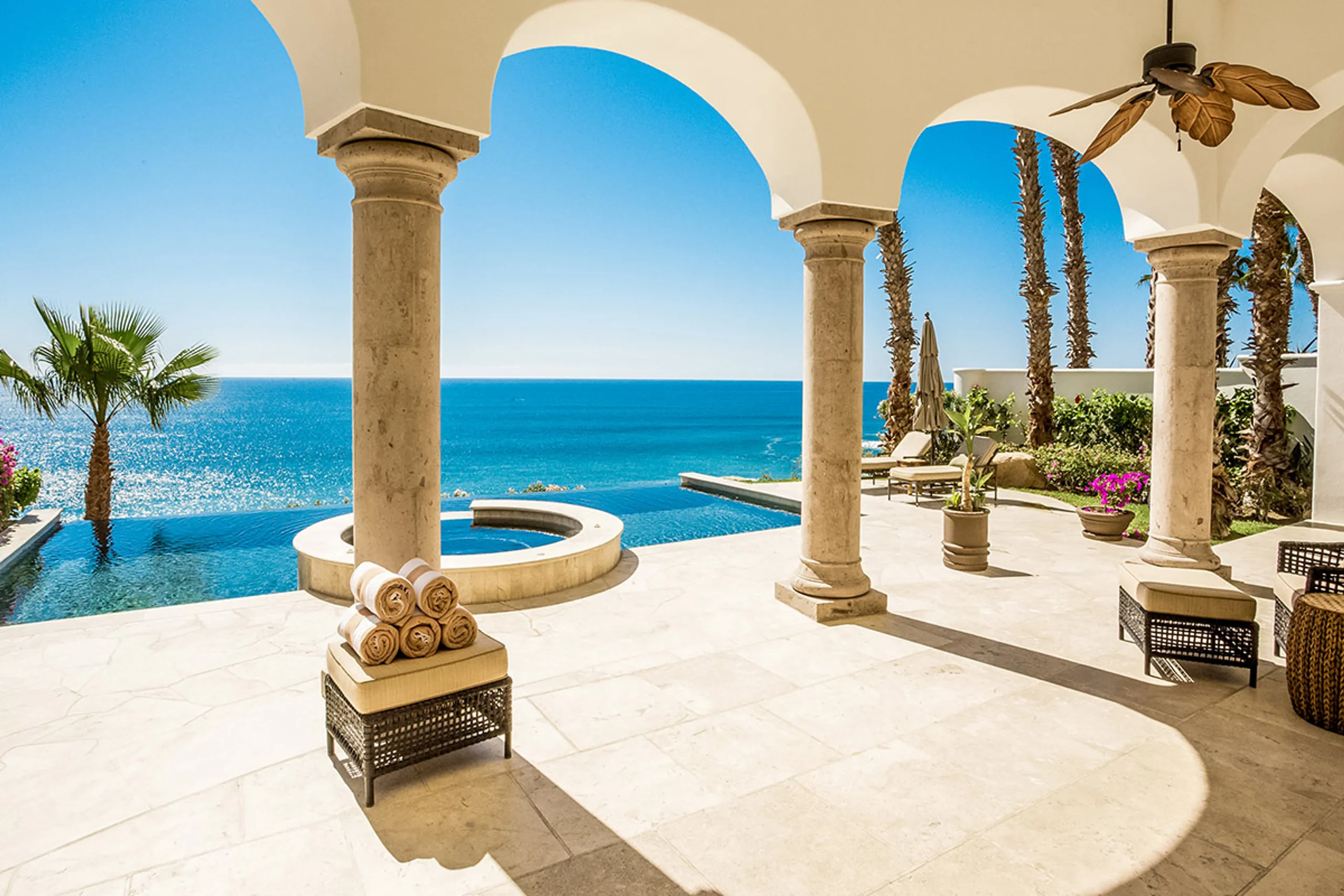 Sumptuous Five Bedroom Villa with Private Pool and Unobstructed Views — photograph 4