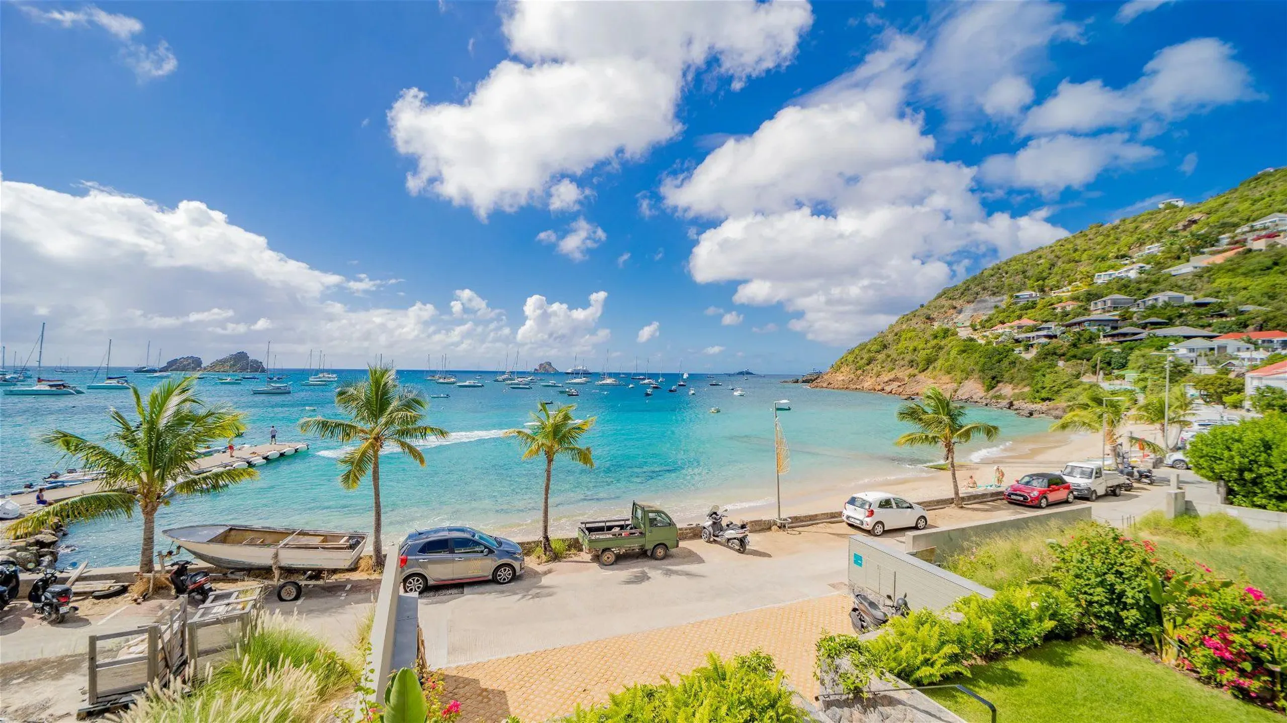 Spectacular Beachfront Villa with Pool — photograph 3