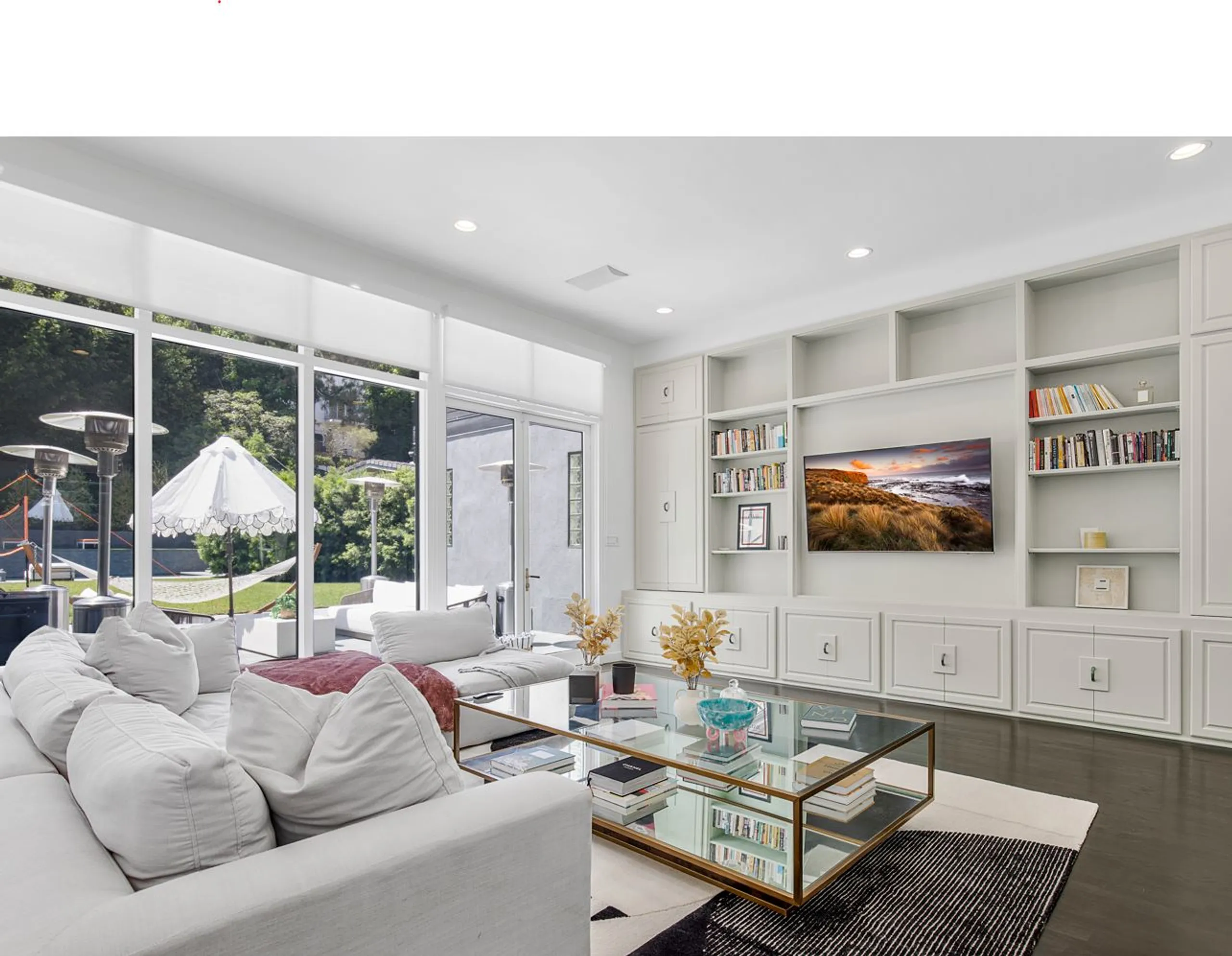 Chic Modern Villa with Triple Waterfall Pool and Sauna in Beverly Hills — photograph 12