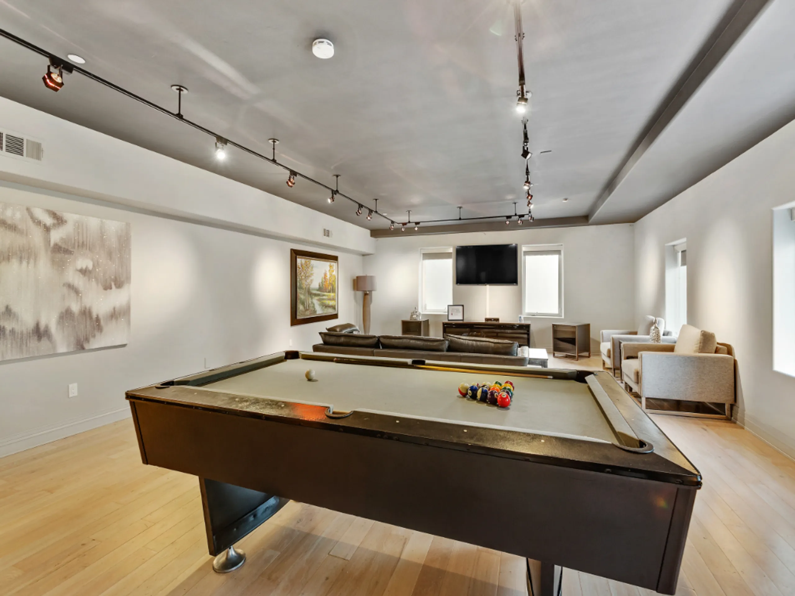 Classic Beverly Hills Estate with Amazing Amenities — photograph 12