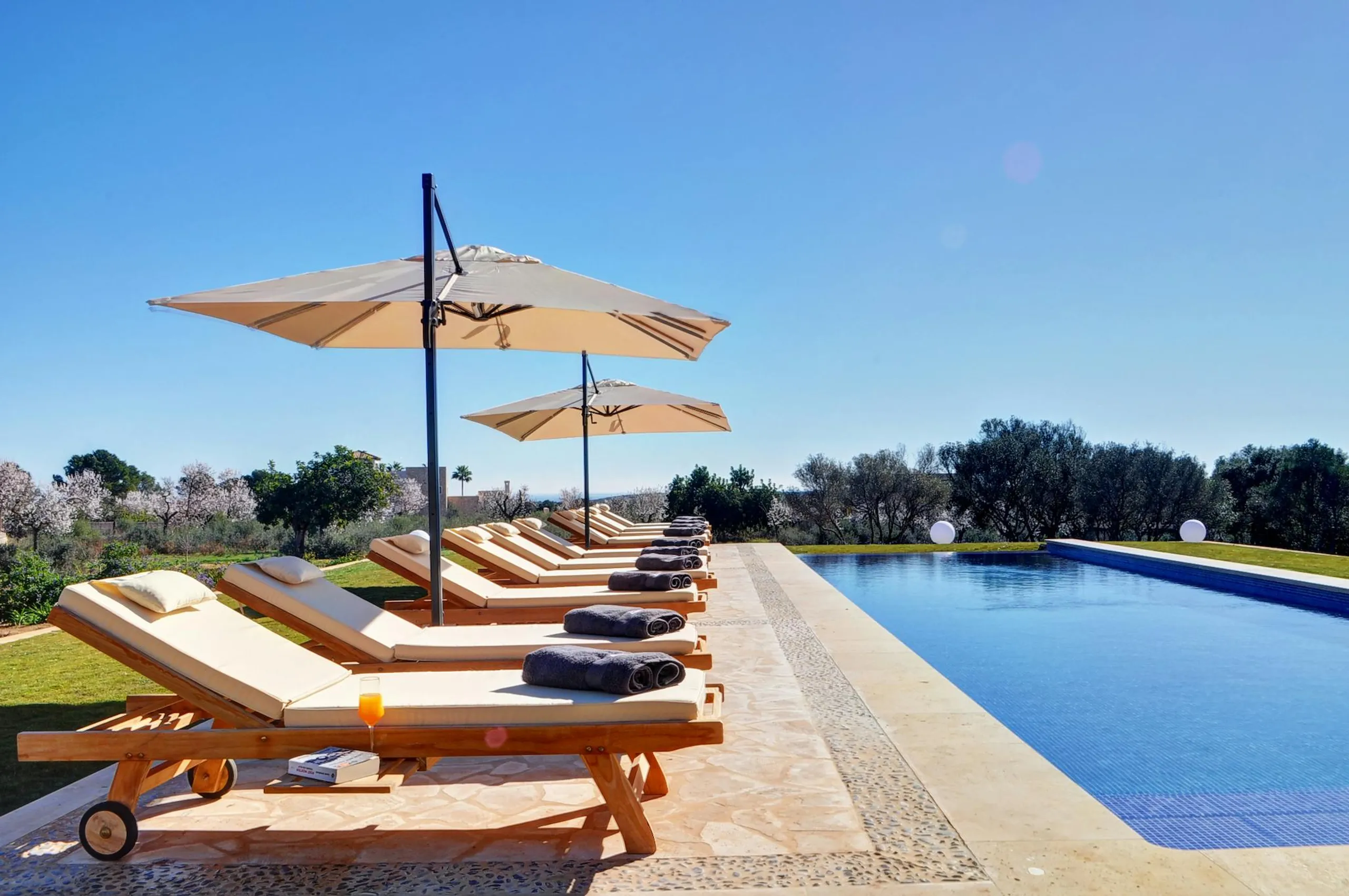 Majestic Mallorca Estate with Private Pool and Garden Grounds — photograph 2
