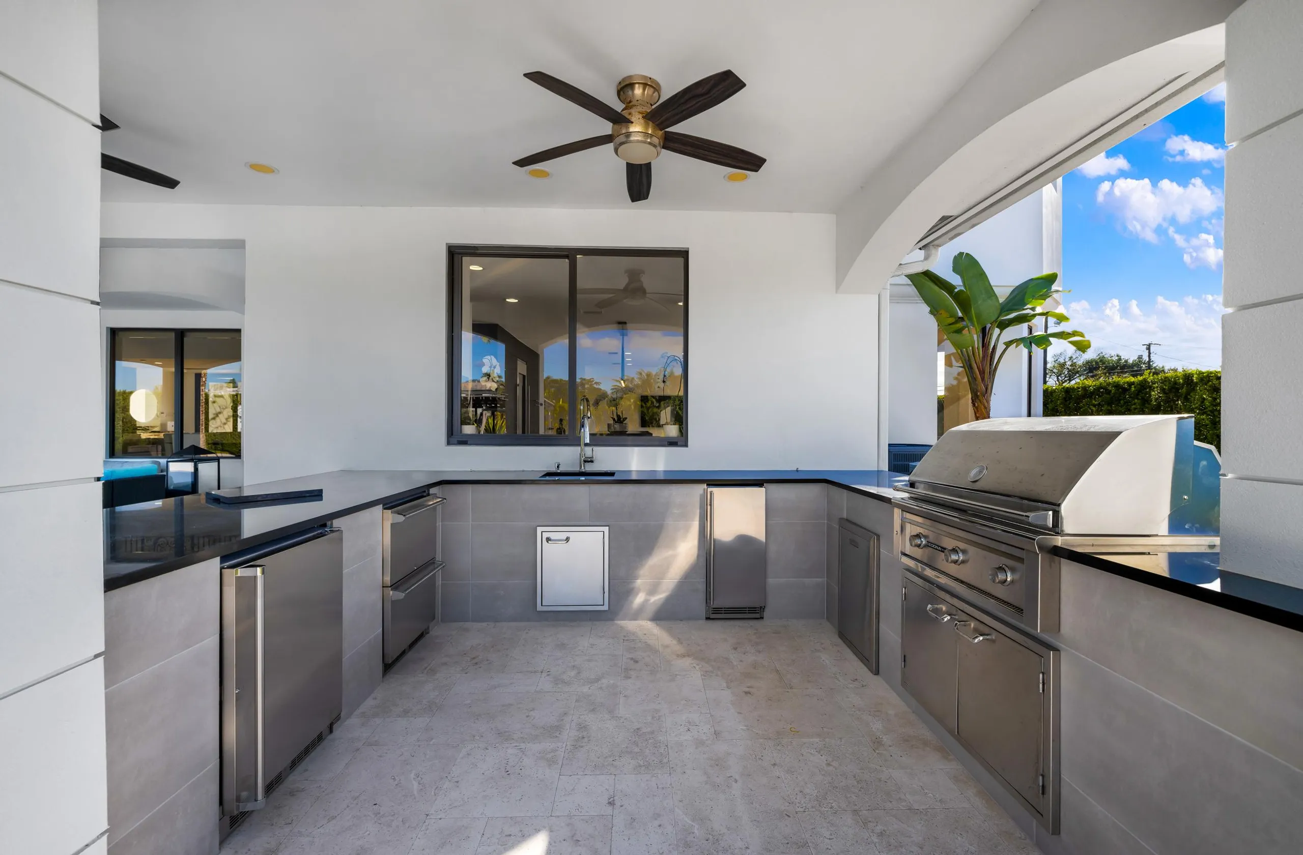 Magnificent 7-Bedroom Estate with Resort-Inspired Amenities — photograph 8