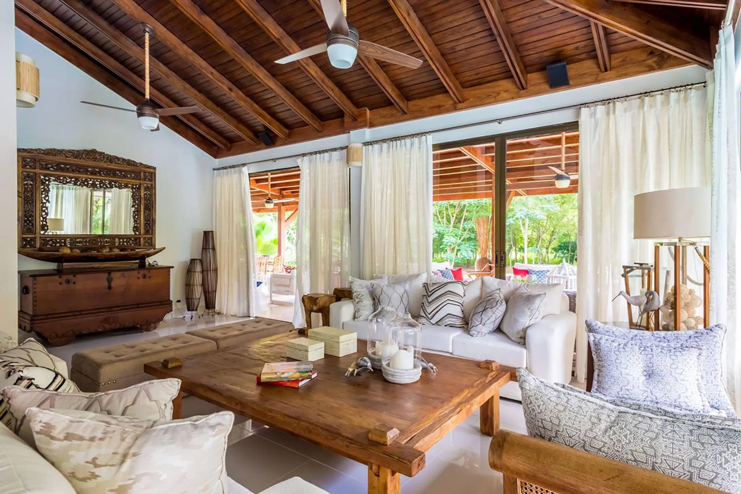 Modern Tropical Villa With Coastal Breeze — photograph 10