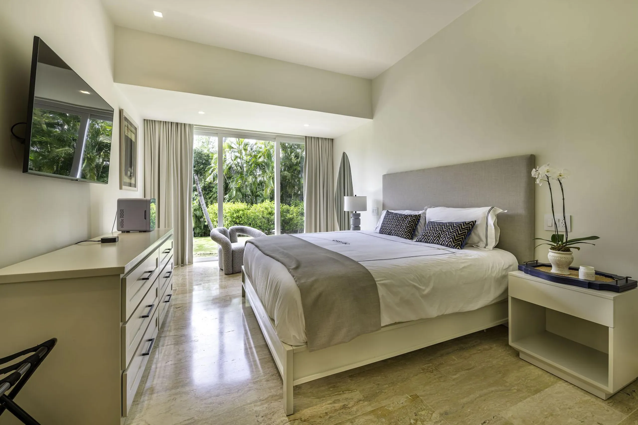 Enchanting Modern Villa with Private Pool, Terrace and 270-Degree Golf Course Views — photograph 12