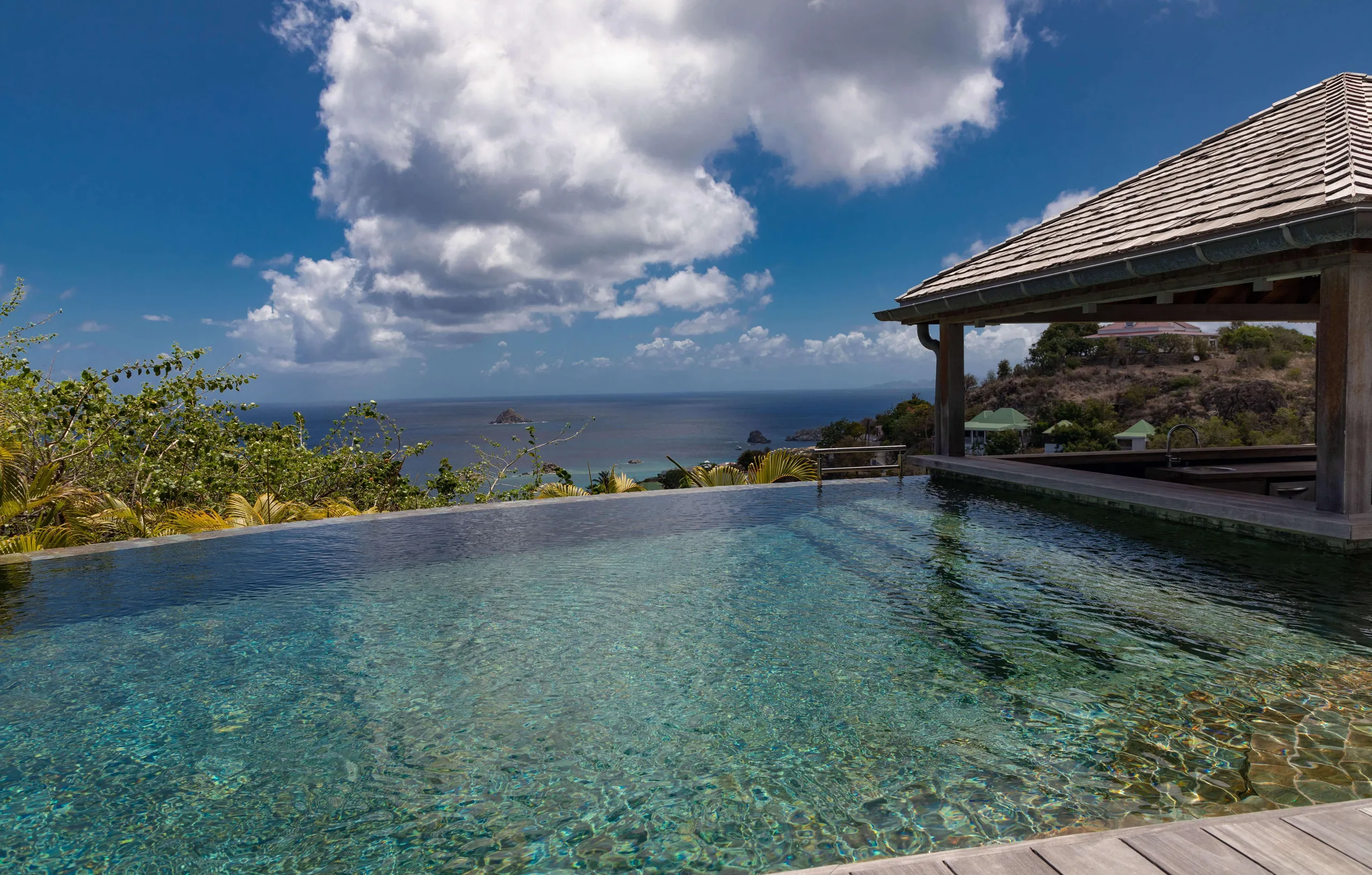 Contemporary Luxury Villa with Infinity Pool and Stunning Views and Elegant Design — photograph 3