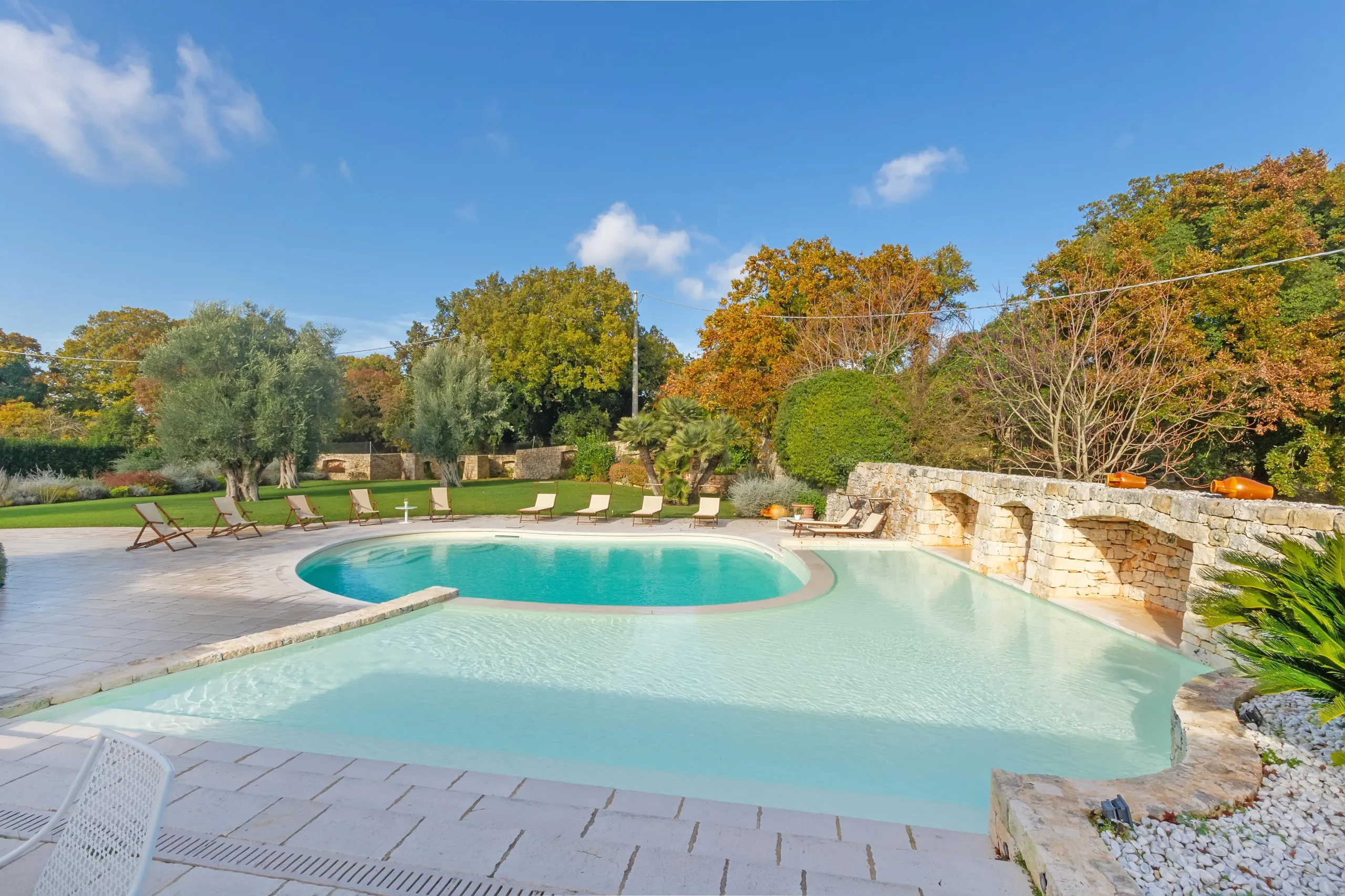 Majestic Apulia Estate with Gorgeous Pool and Exhilarating Views — photograph 3