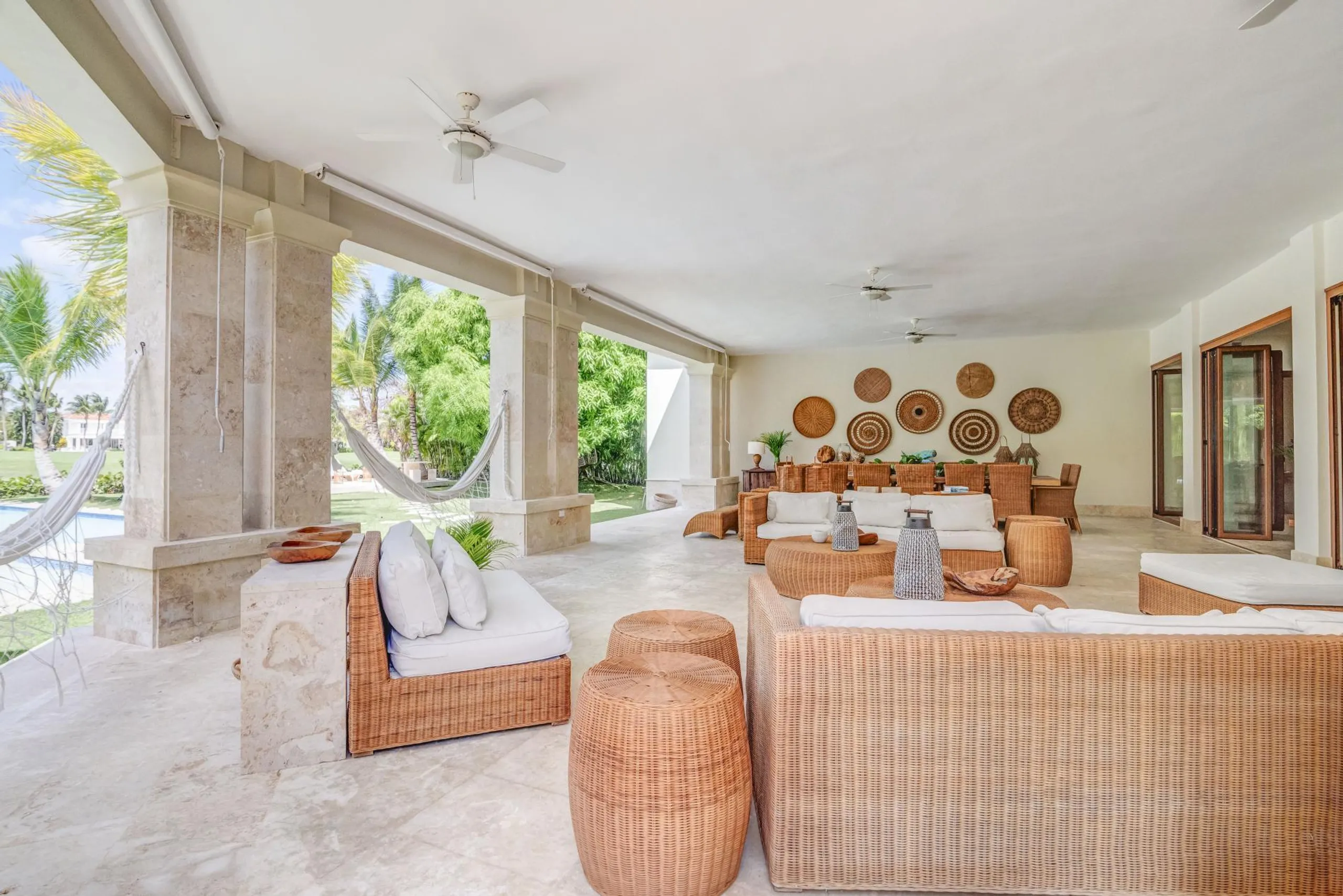Sophisticated Colonial Villa with Stunning Golf Course Views and Modern Comforts — photograph 6