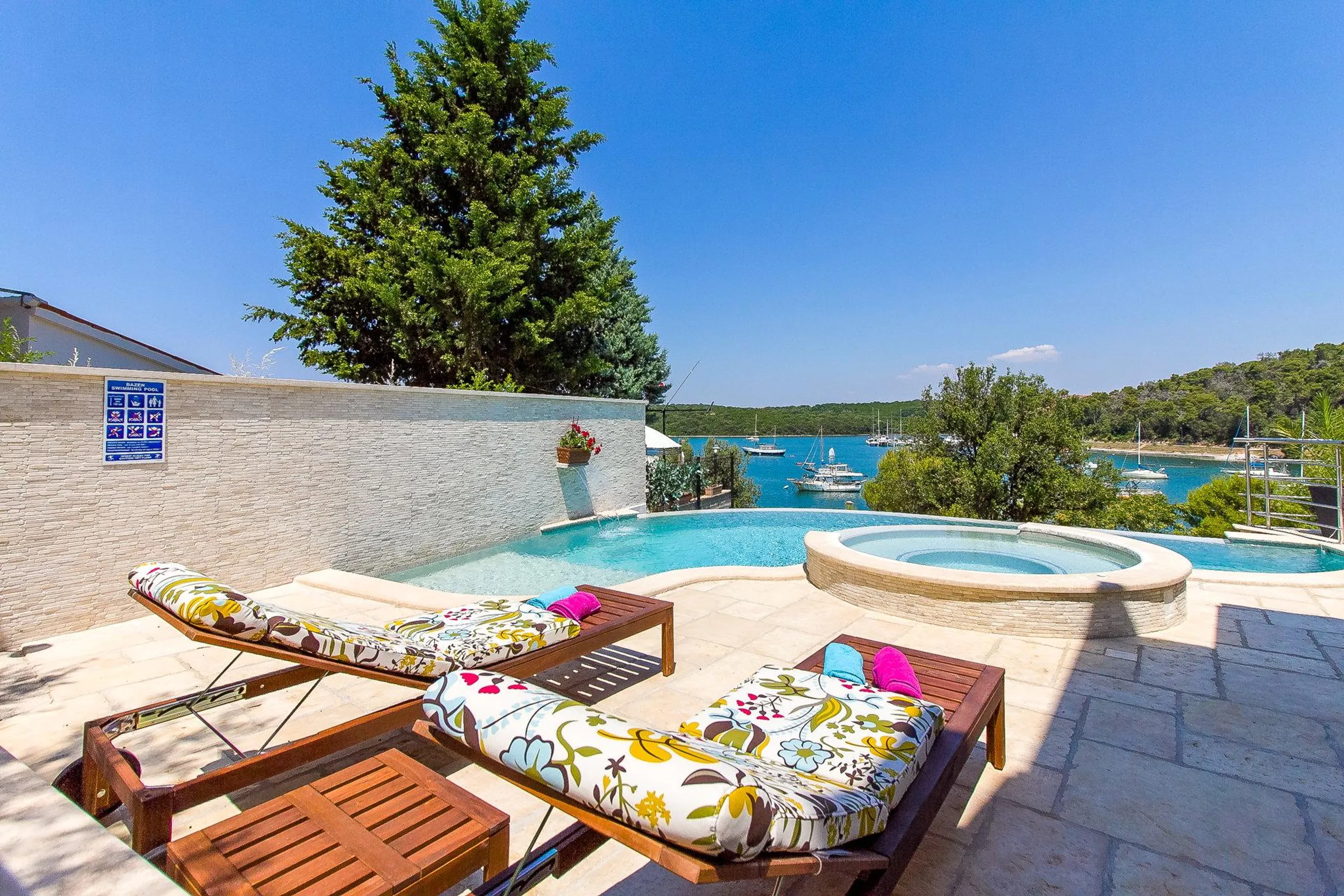 Calming Villa with Curved Infinity Pool Offering Breathtaking Views of Soline Bay — photograph 6