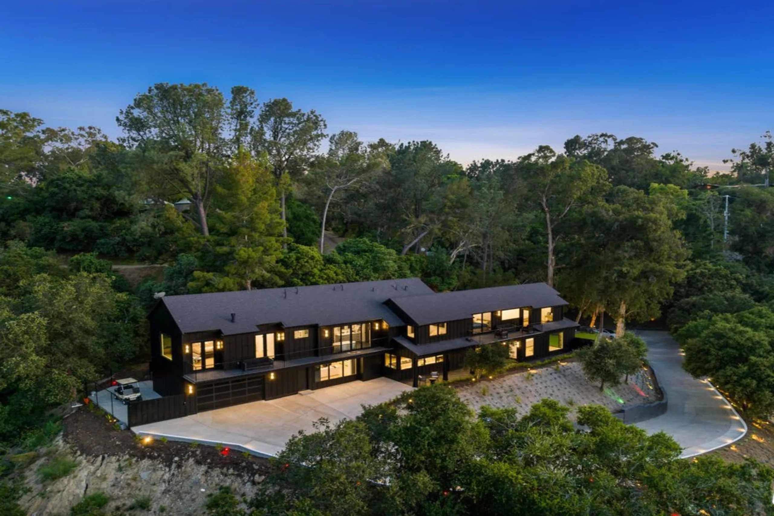 Exquisite Coldwater Canyon Sanctuary with Panoramic City & Mountain Views, Private Trails — photograph 8