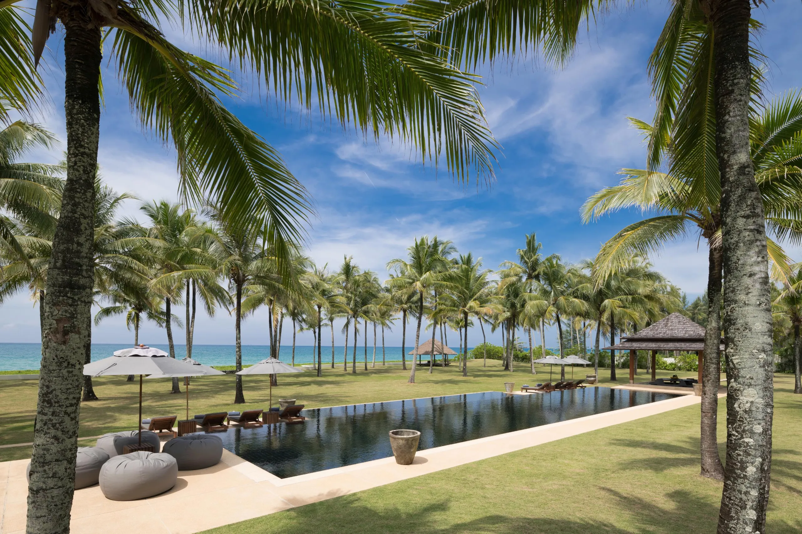 Prestige 7BR Oasis with Thai-inspired pavilions, 25 meter Pool and Garden Views, Tambon khok kloi