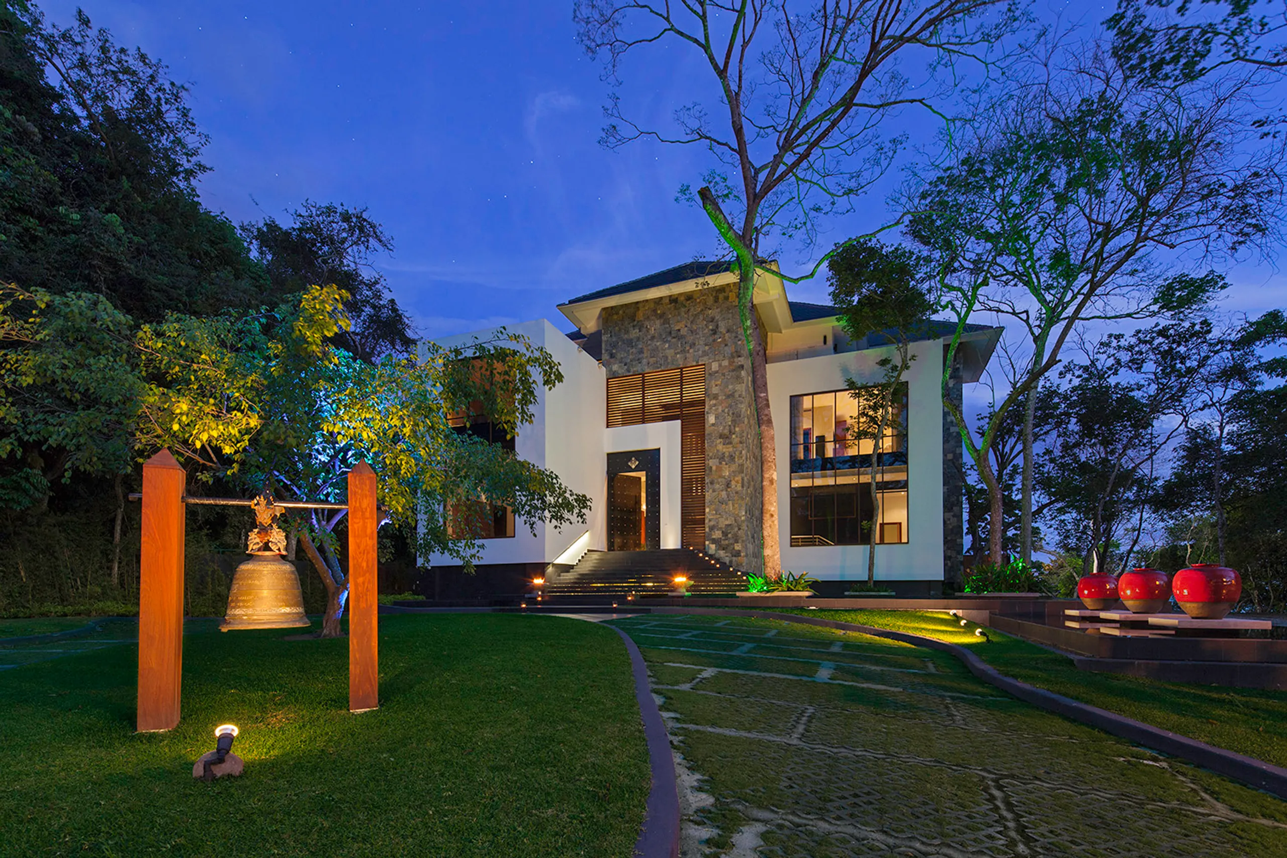 Oceanfront Balinese-Inspired Villa with Private Pool, Beach Access, and Unmatched Views — photograph 3